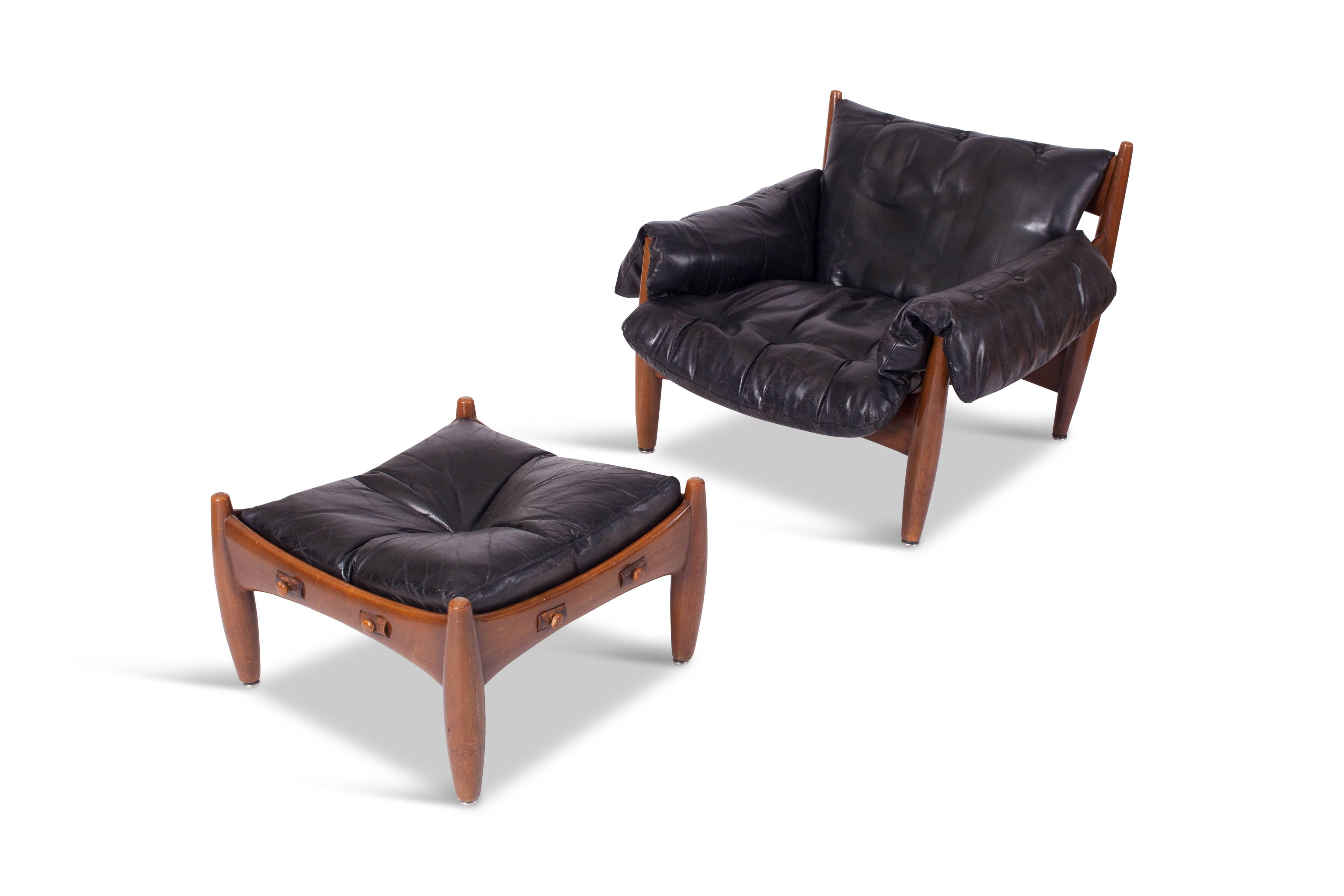  Sergio Rodrigues “Sheriff”Lounge chair and ottoman with solid jacaranda frame and thick natural
black leather seats by Brazilian architect and designer Sergio Rodrigues.
Manufactured by ISA, Italy, 1957.

The chair took first prize at the IV