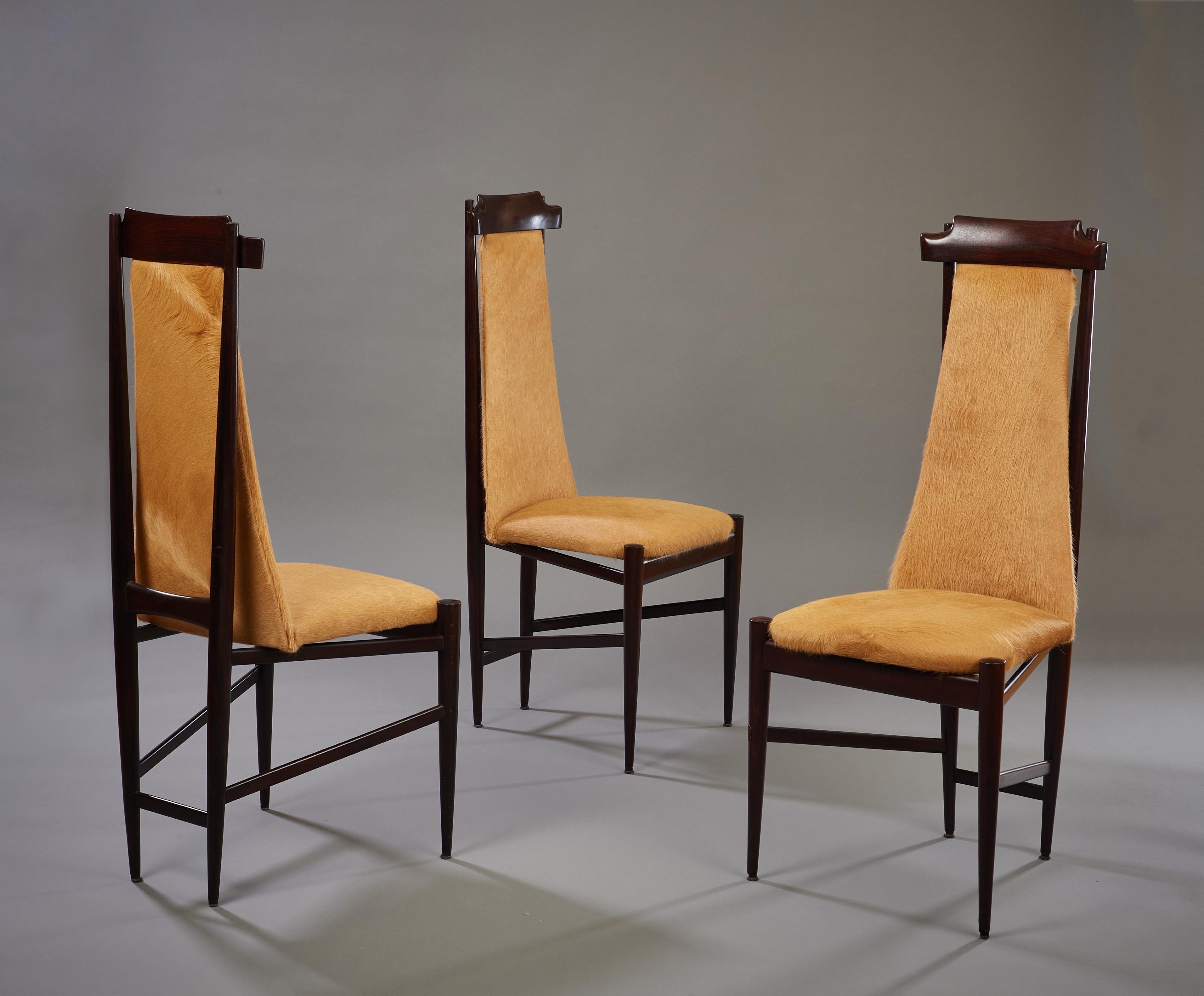 Sergio Rodrigues Six Dining Chairs in Wood and Tan Cowhide, Brazil, 1960s For Sale 4