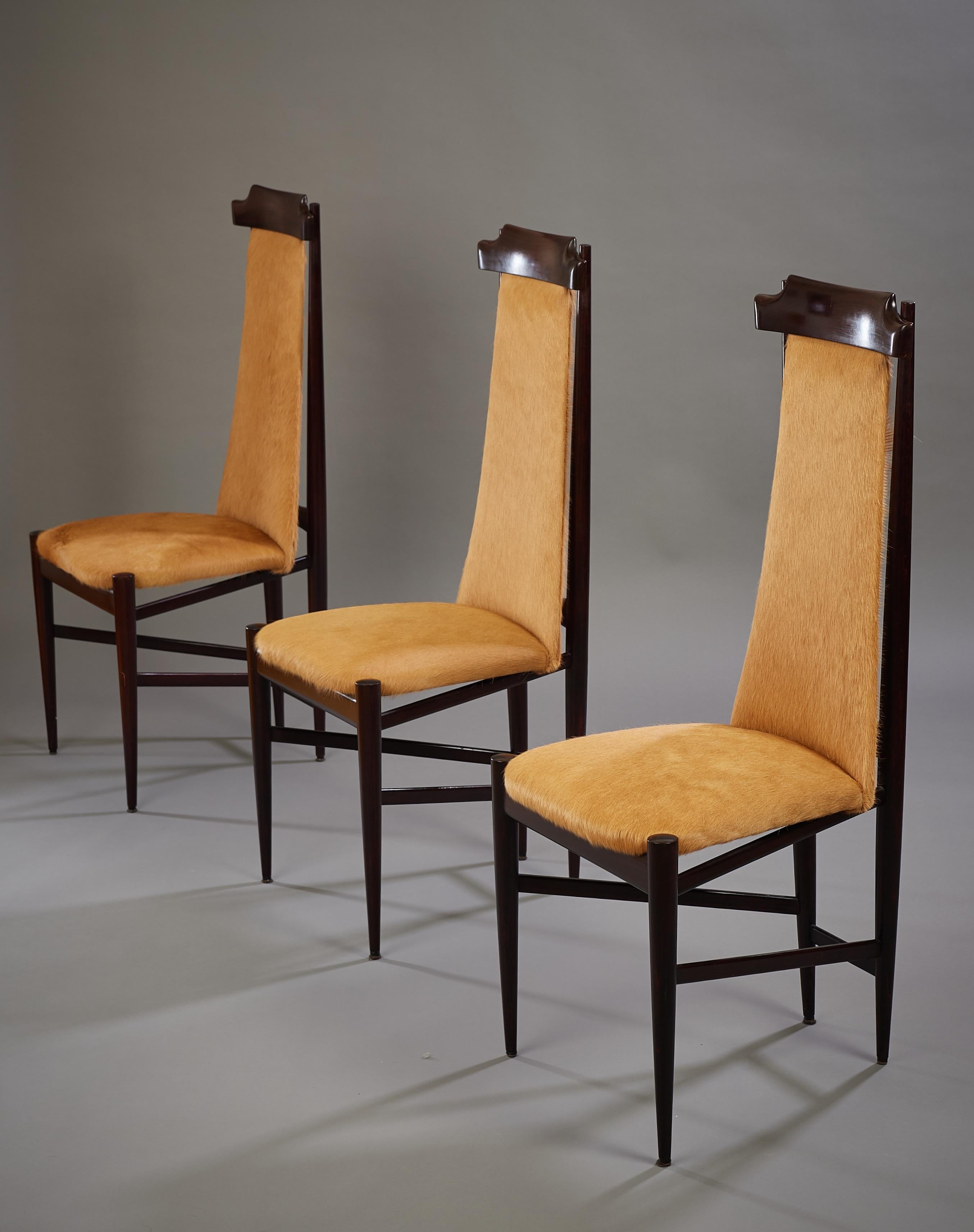 Sergio Rodrigues Six Dining Chairs in Wood and Tan Cowhide, Brazil, 1960s For Sale 5