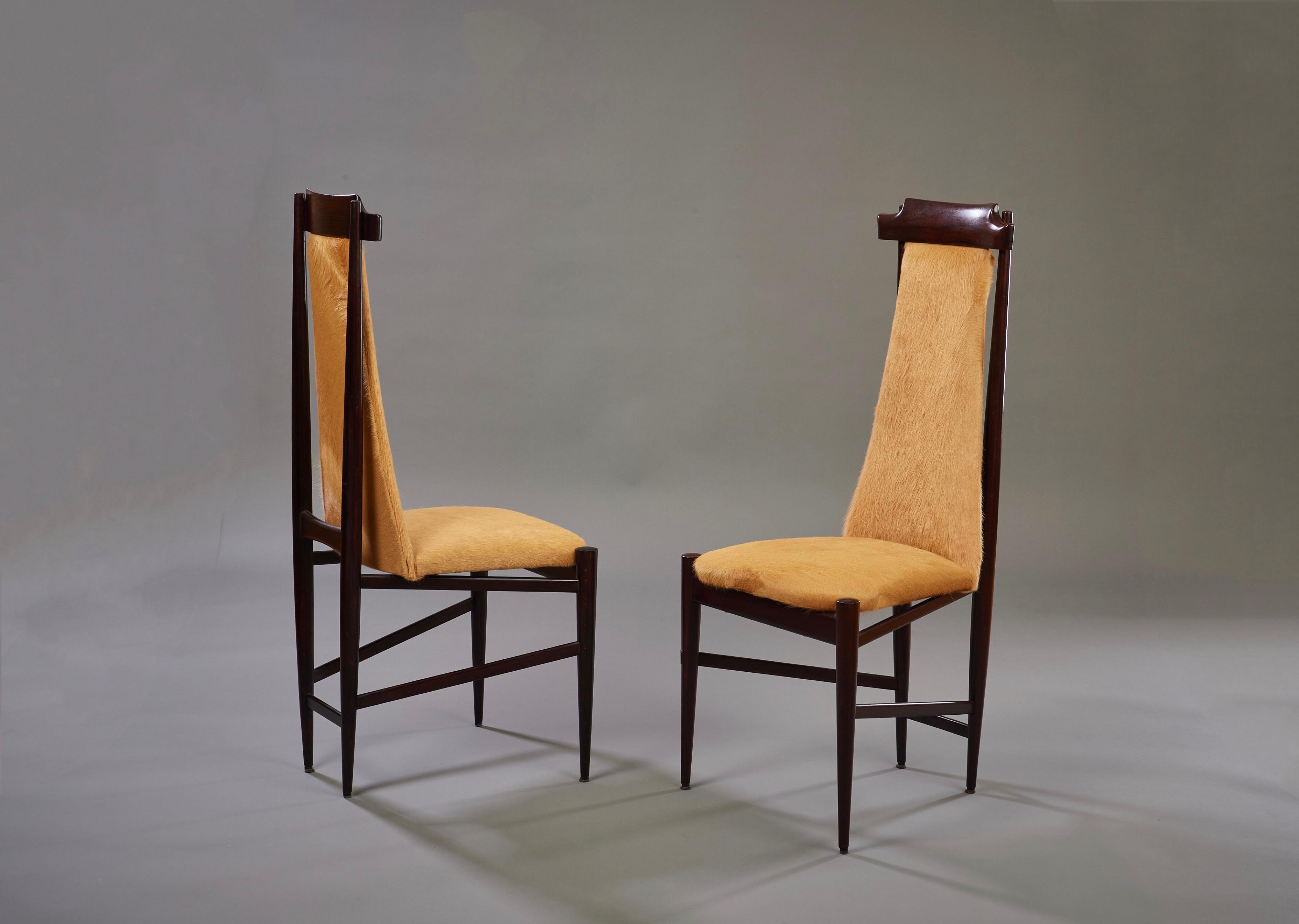 Sergio Rodrigues Six Dining Chairs in Wood and Tan Cowhide, Brazil, 1960s For Sale 6