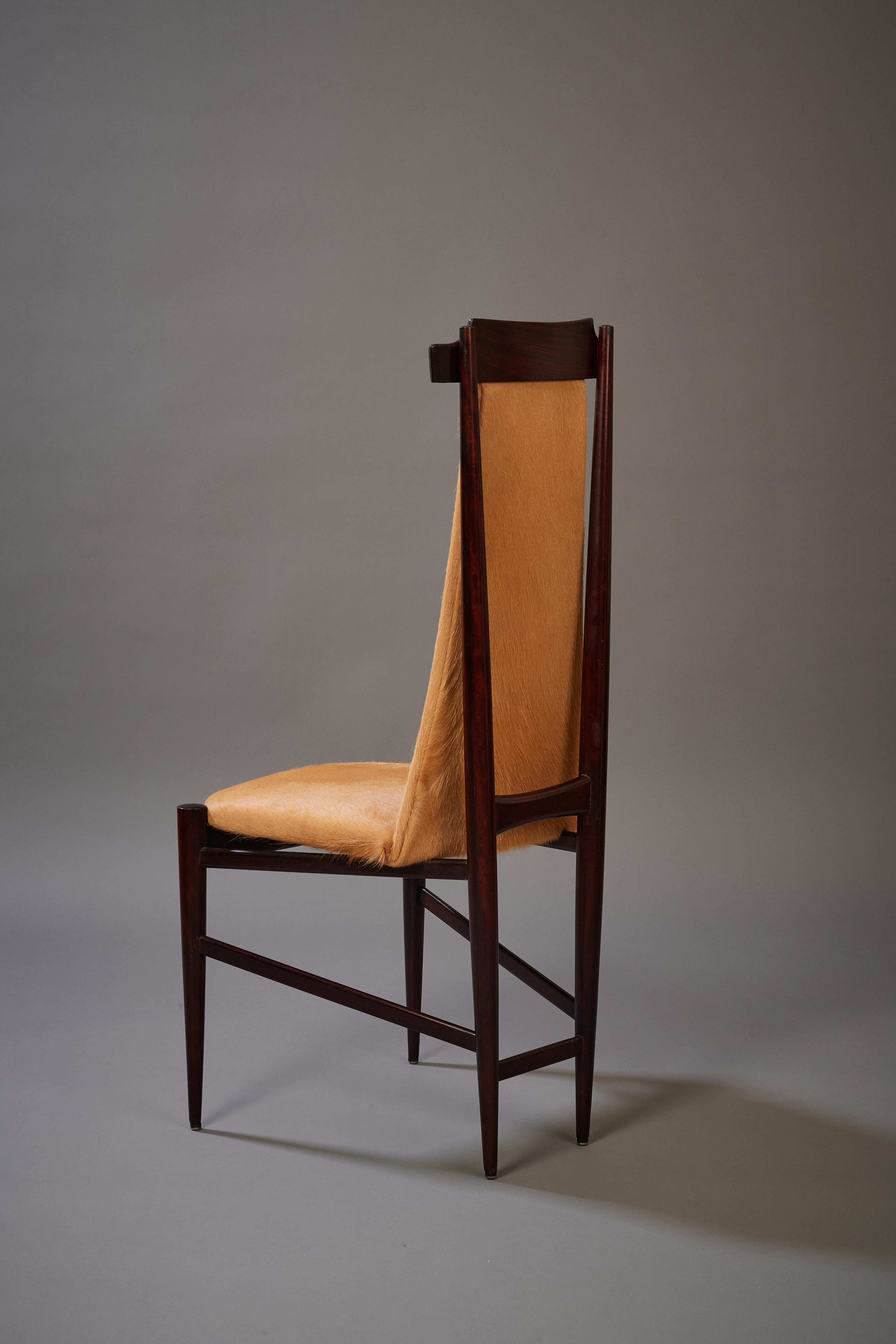 Sergio Rodrigues Six Dining Chairs in Wood and Tan Cowhide, Brazil, 1960s For Sale 8