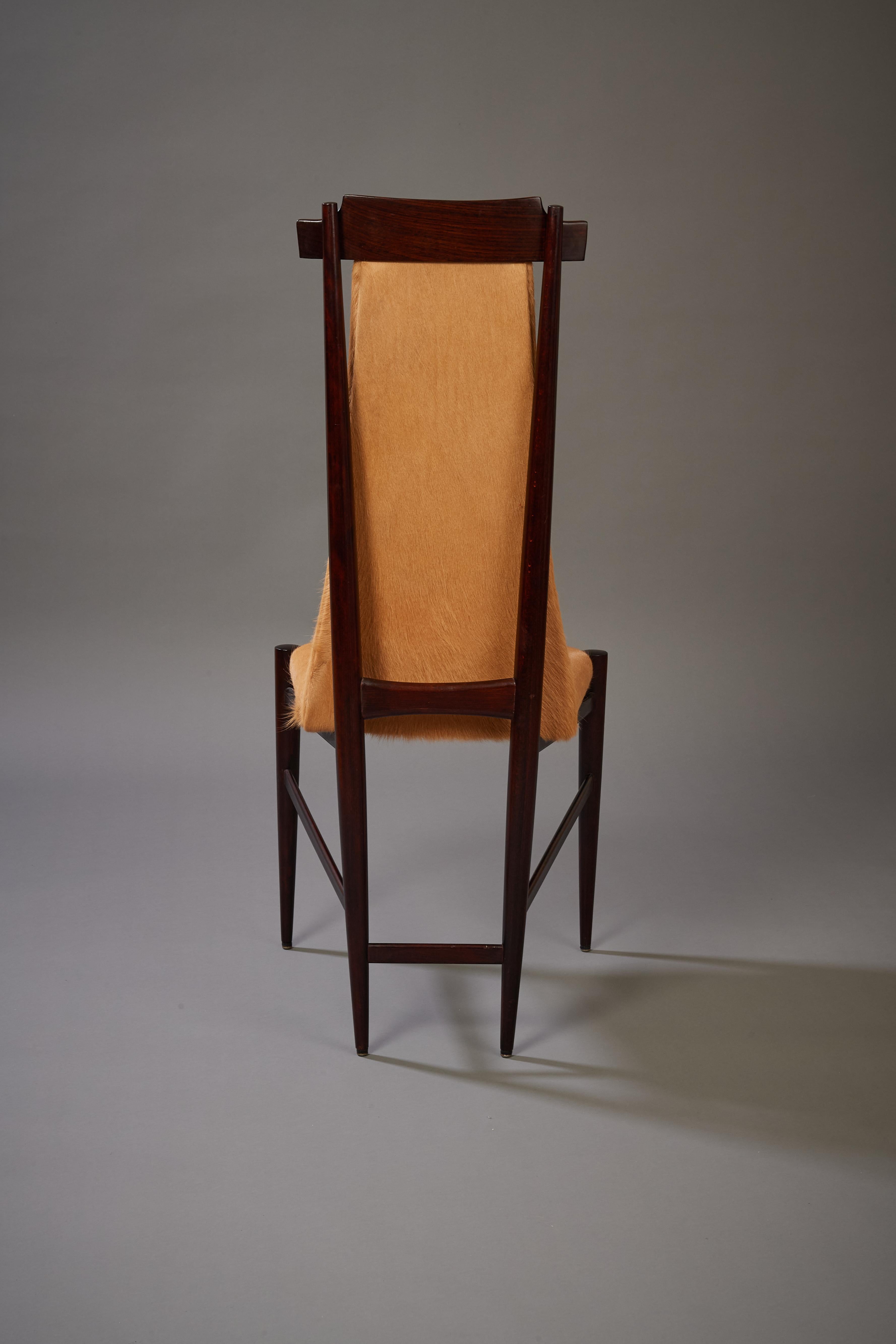 Six chaises de salle à manger Sergio Rodrigues en bois et cuir de vache brun clair, Brésil, années 1960 en vente 9