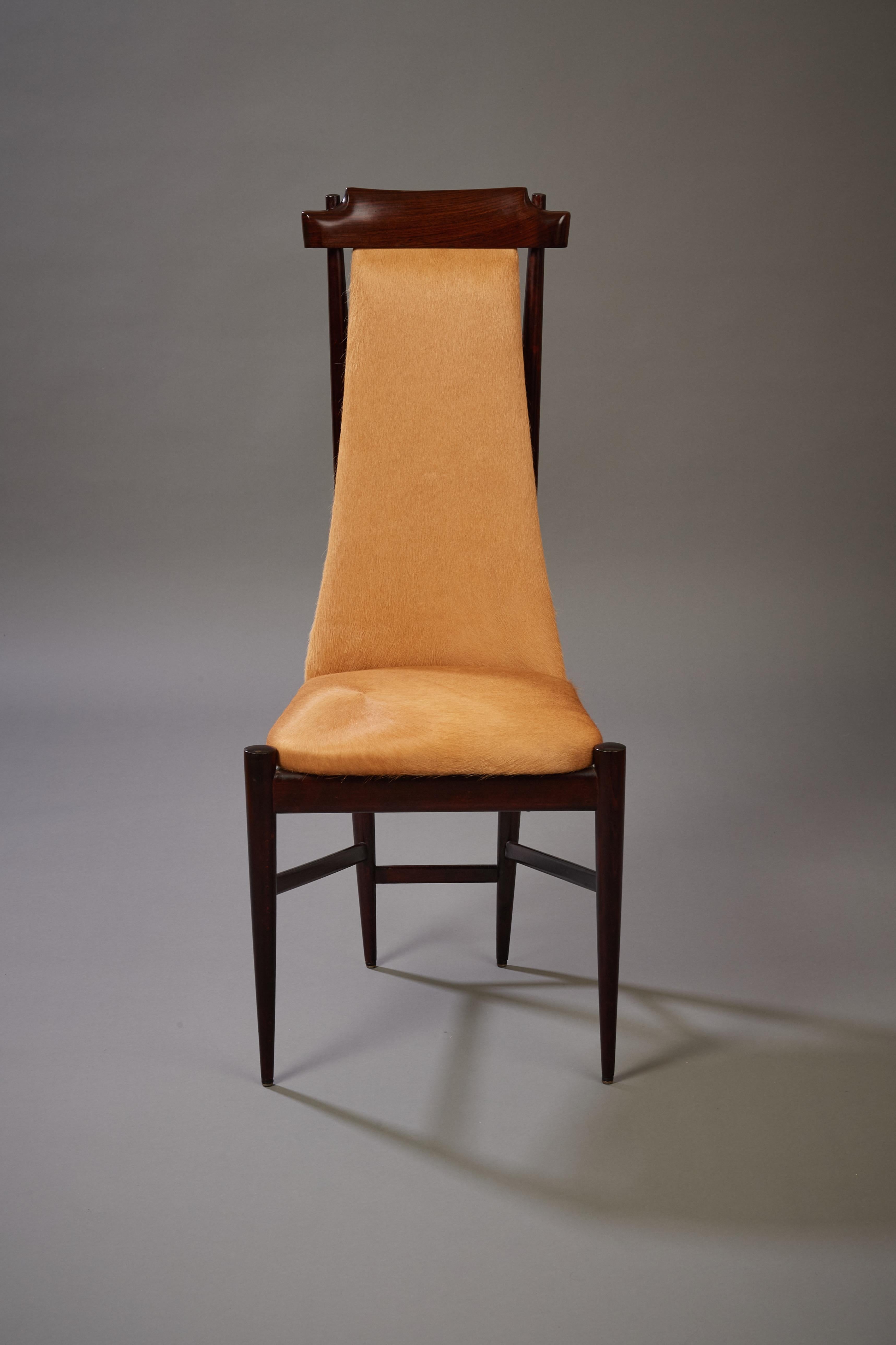 Sergio Rodrigues Six Dining Chairs in Wood and Tan Cowhide, Brazil, 1960s For Sale 10