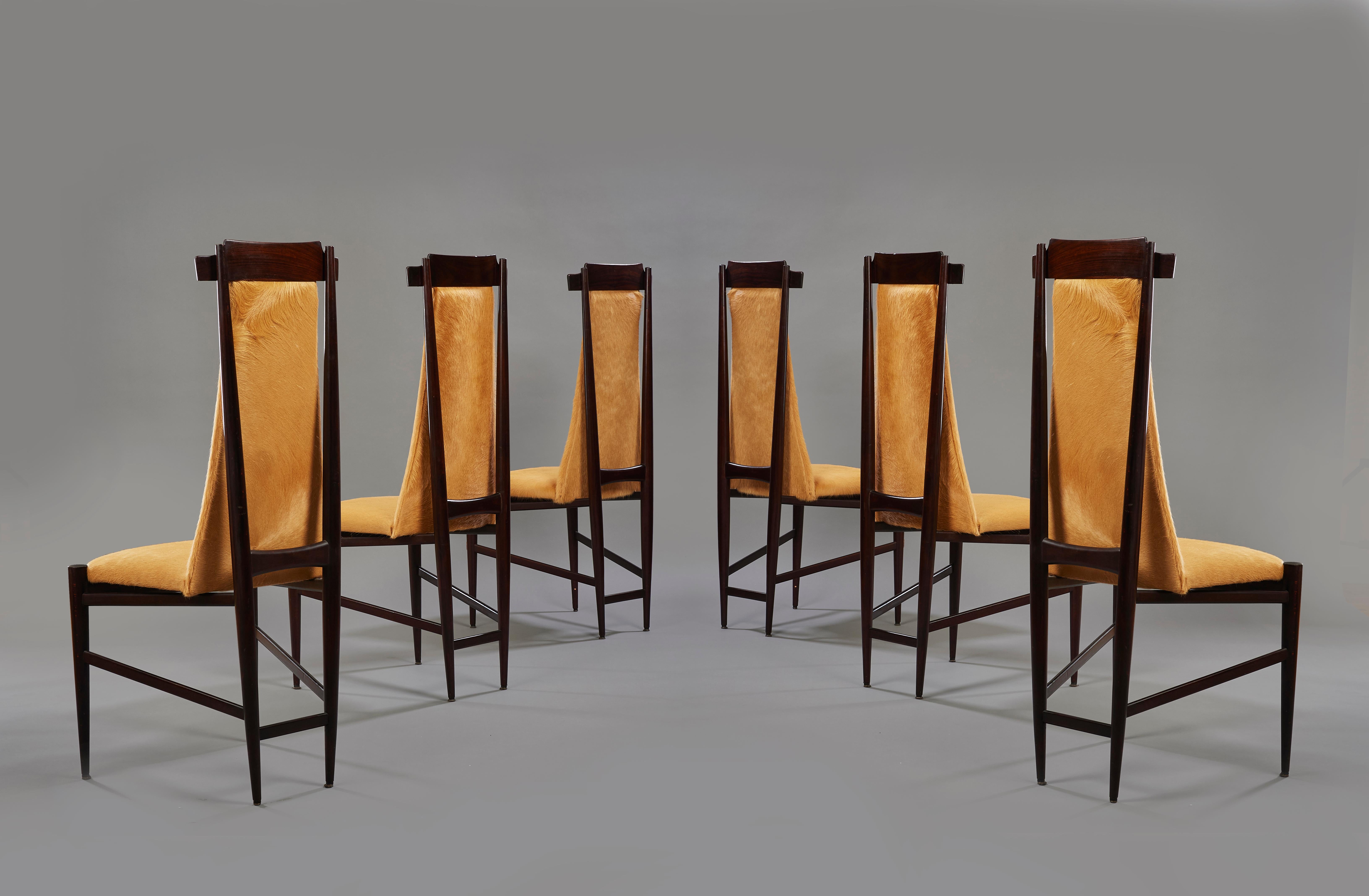 Mid-Century Modern Six chaises de salle à manger Sergio Rodrigues en bois et cuir de vache brun clair, Brésil, années 1960 en vente