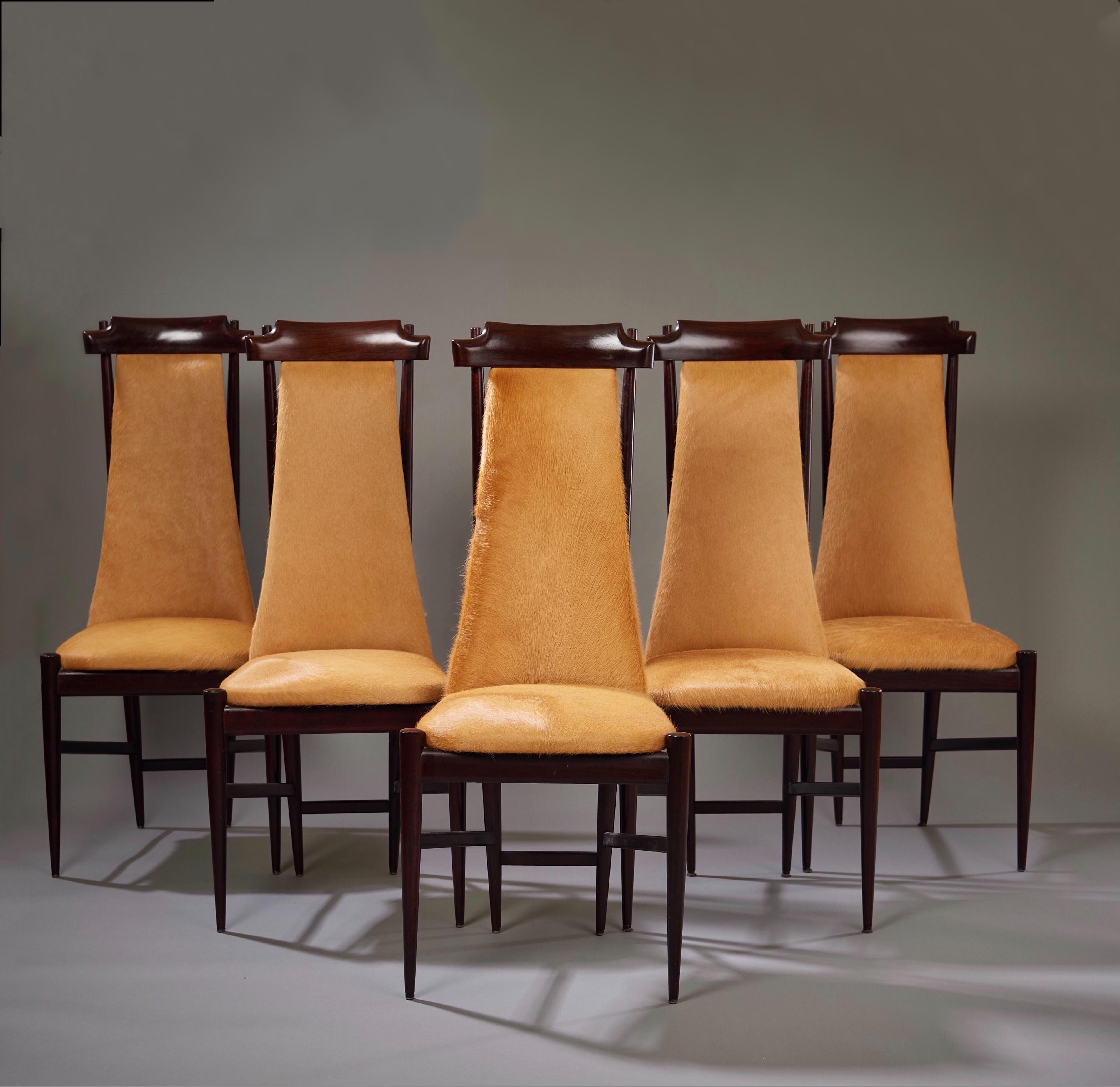 Sergio Rodrigues Six Dining Chairs in Wood and Tan Cowhide, Brazil, 1960s In Good Condition For Sale In New York, NY