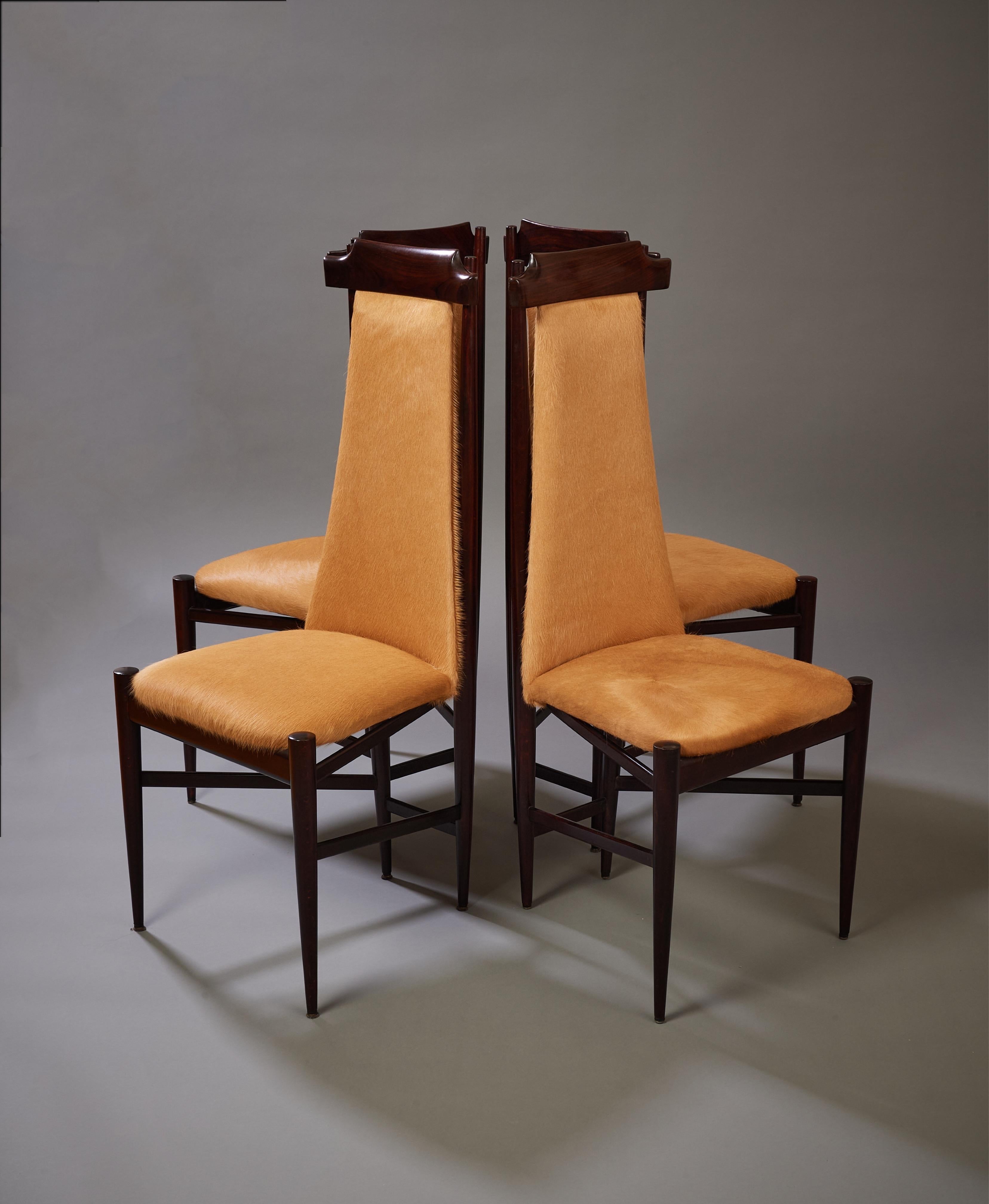 Sergio Rodrigues Six Dining Chairs in Wood and Tan Cowhide, Brazil, 1960s For Sale 1