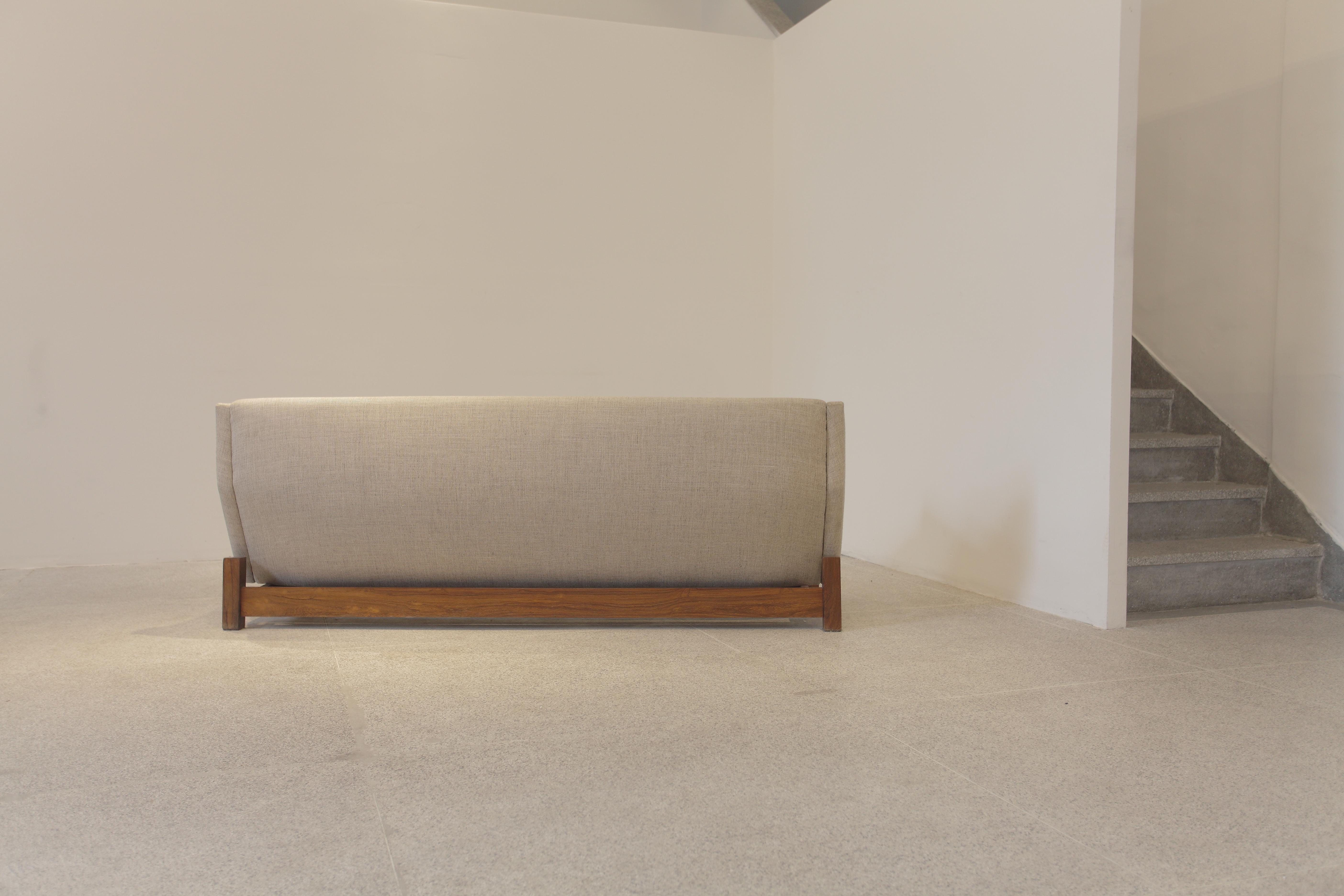 Solid jacarandá square frame, plywood sides and back. 

Upholstery is not new. Overall condition is really good. 

Very elegant, modern, minimalist and comfortable. 

 Literature: Soraia Cals, Sérgio Rodrigues, ed. Icatu, 2000 
Aric Chen,