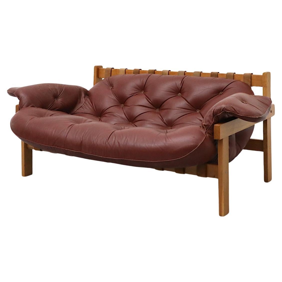 Sergio Rodrigues Stil "Balassa" Burgunder Leder Loveseat im Angebot