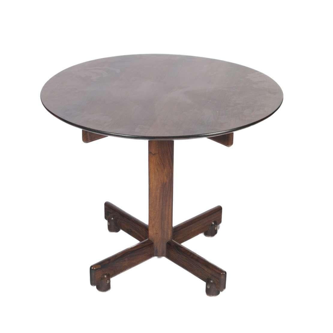 Conçue en 1960 par Sergio Rodrigues, cette table modèle 