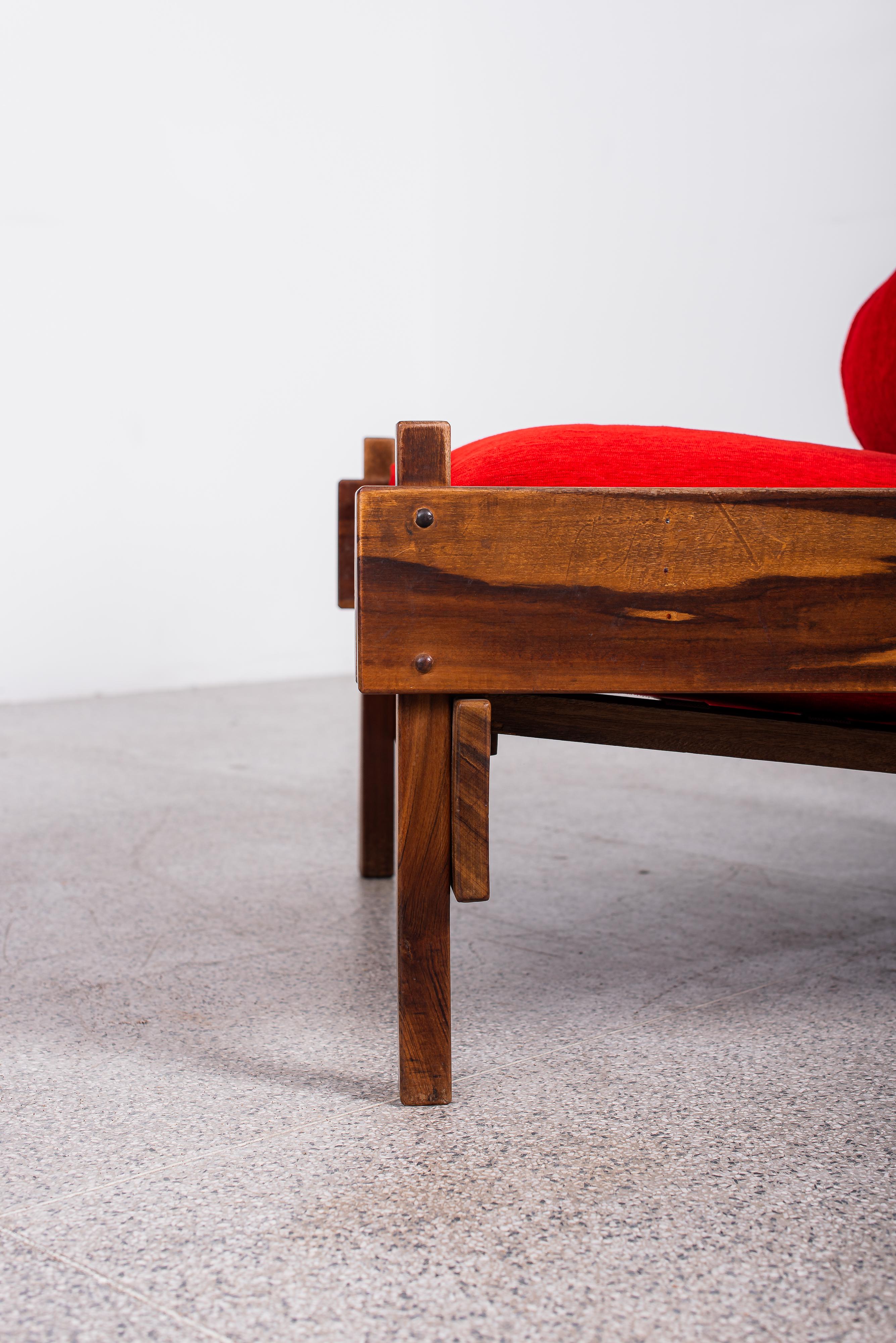 Tonico Armchair, designed by Sergio Rodrigues in the 1960's.
Excellent quality and masterfully crafted. Solid hardwood frame upholstered in original red fabric and black leather.