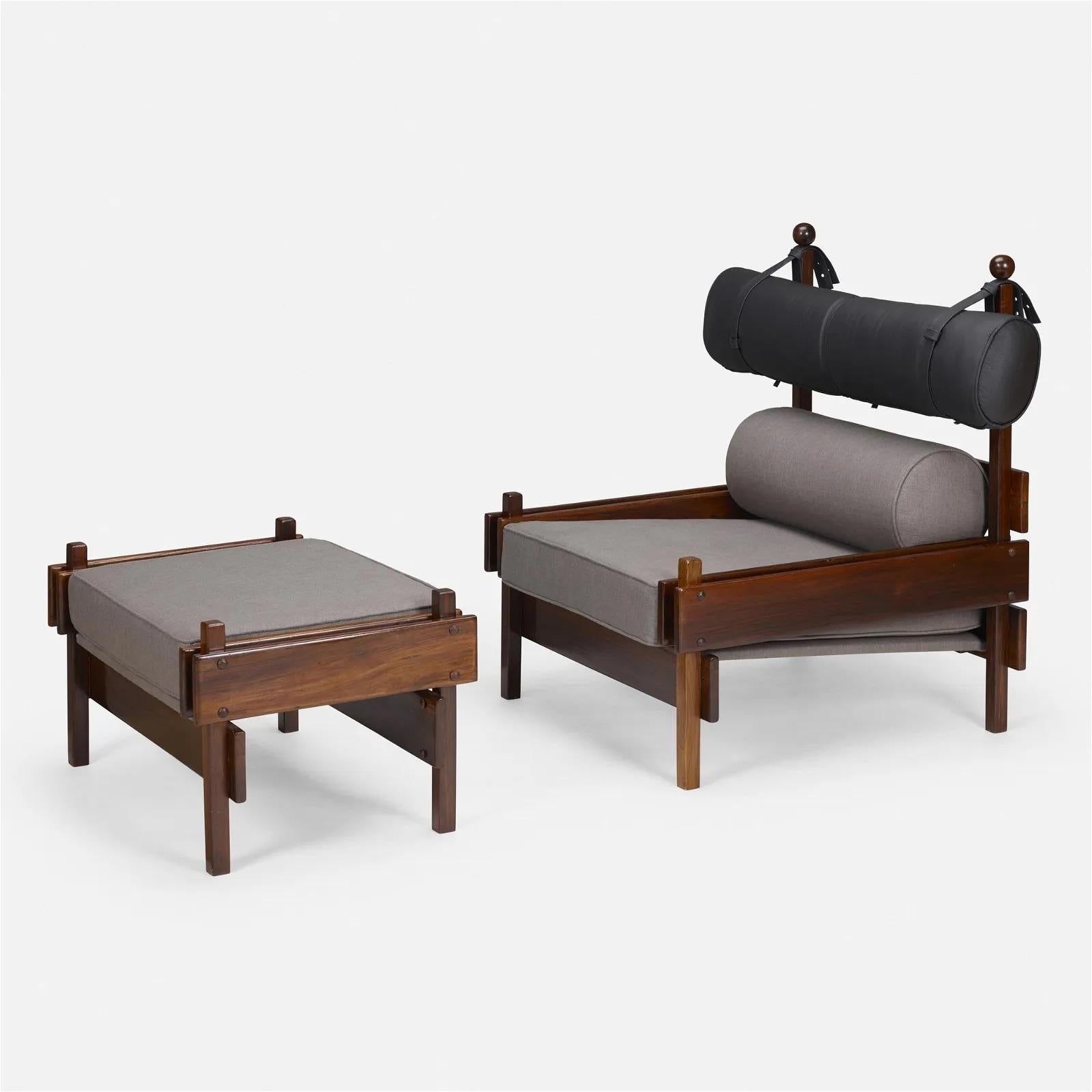 Atemberaubendes Paar Tonico-Loungesessel, entworfen von Sergio Rodrigues, mit passenden Hockern. Diese von Oca für Meia Pataca in Brasilien hergestellten Stühle und Hocker sind aus massivem Jacaranda-Palisanderholz gefertigt und verfügen über ein