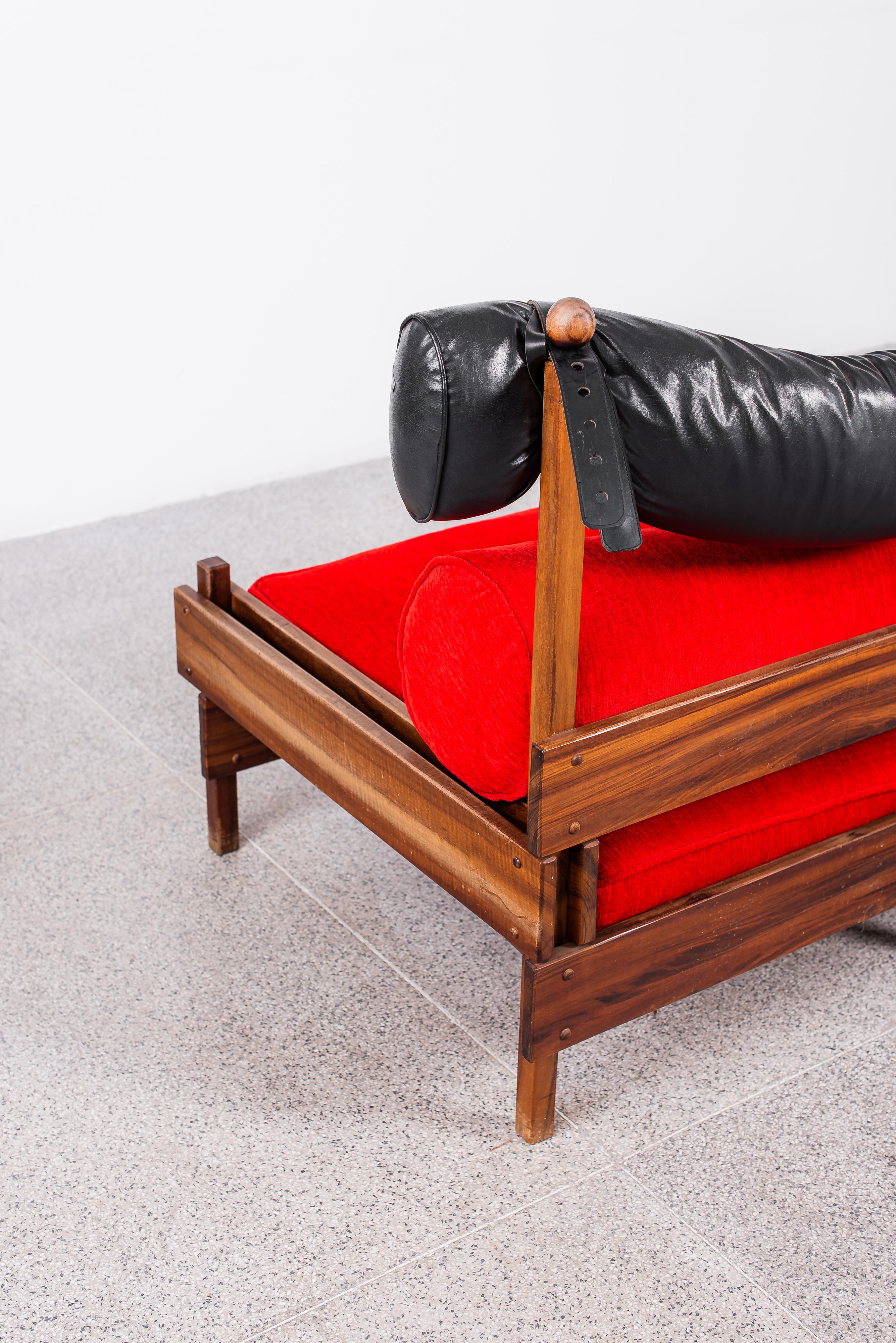 Sofá Tonico, diseñado por Sergio Rodrigues en la década de 1960.
Excelente calidad y elaboración magistral. Estructura de madera maciza tapizada en tela roja original y cuero negro.
