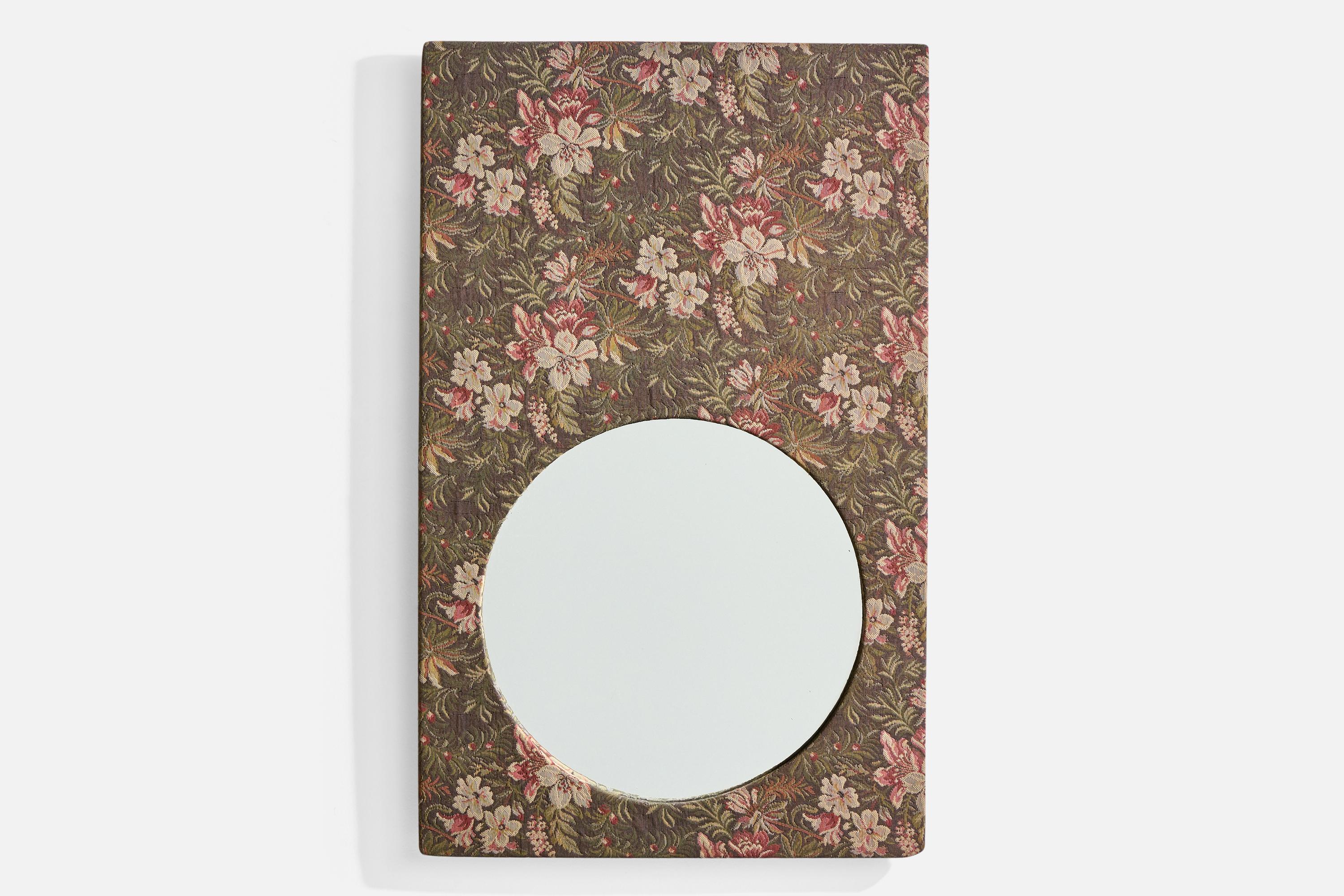 Espejo de pared de tela con estampado floral sobre madera, diseñado por Sergio Rodrigues y producido por Meia Pataca, Brasil, c. 1970.

Dimensiones: 31,5