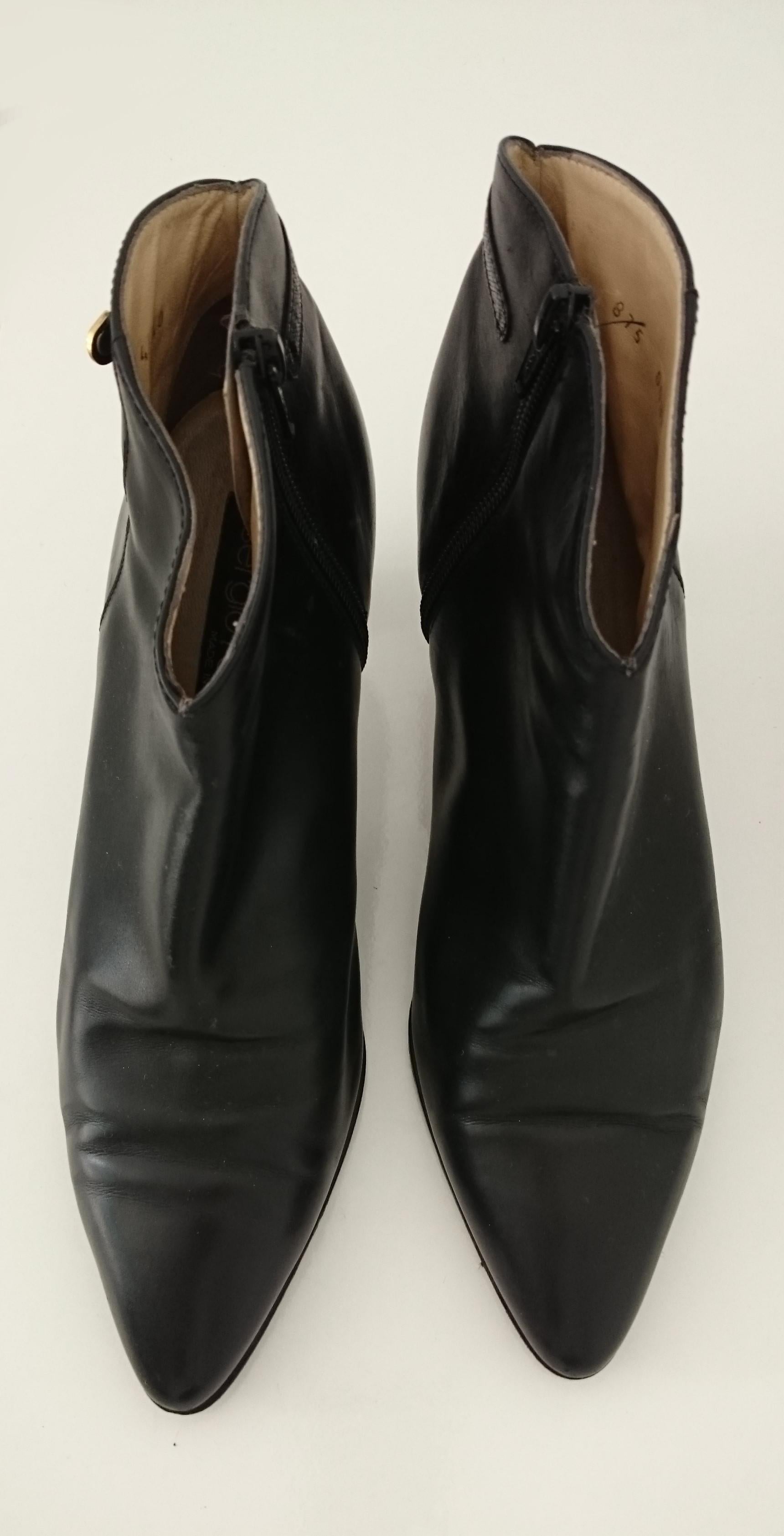 Sergio Rossi Ankle Boots Black Leather with Zipper. Great conditions. Size 40 For Sale 2