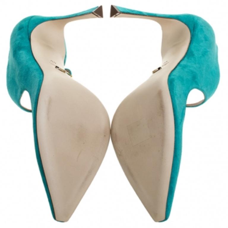 Un paio di décolleté chic di Sergio Rossi che offre un aggiornamento al tuo stile. Sentiti bella e comoda sfoggiando queste décolleté in pelle scamosciata di colore blu acqua. Sono caratterizzate da punta, cinturini alla caviglia, solette in pelle e