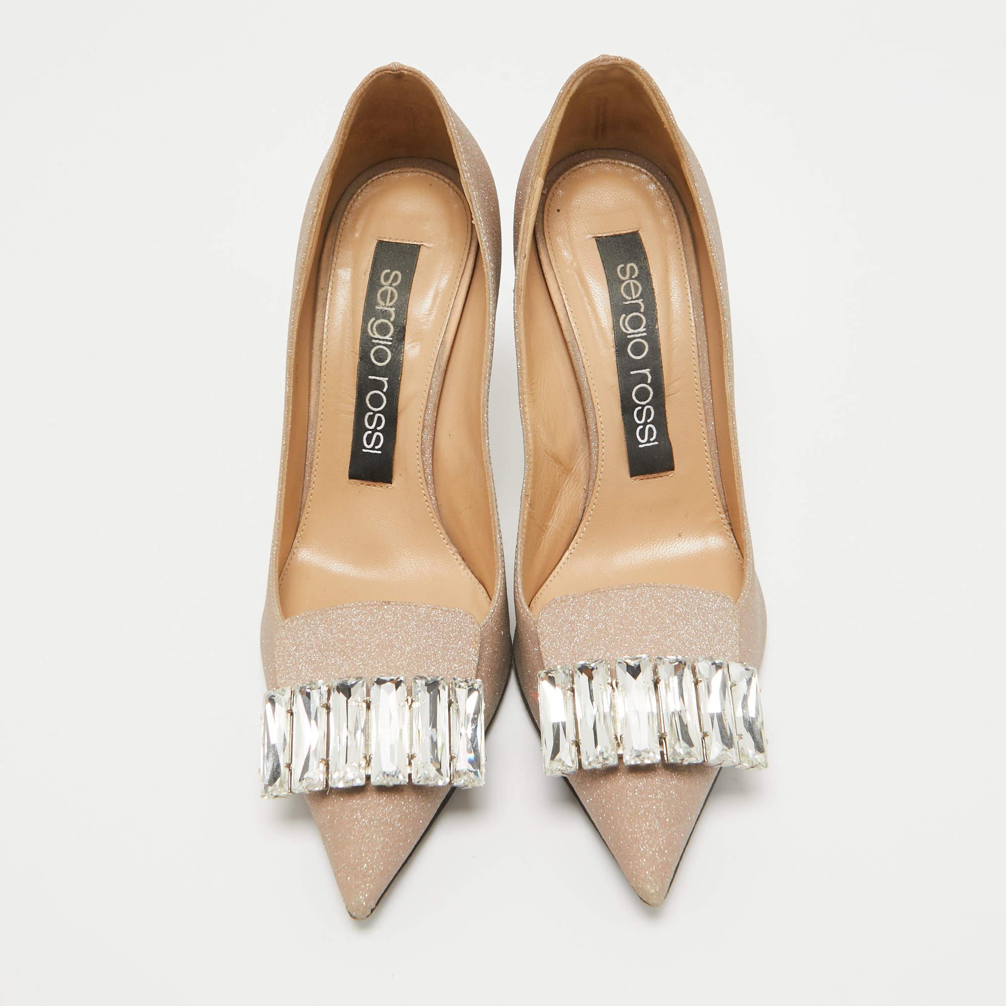 Sergio Rossi Beige Glitter Cuero Cristales SR1 Bombas Tamaño 37.5 en Bastante bueno estado para la venta en Dubai, Al Qouz 2
