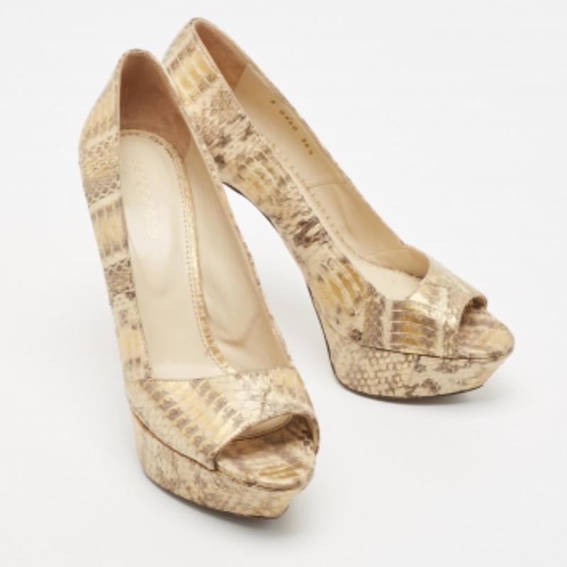 Haz una declaración de estilo chic con estos zapatos de salón de diseño. Presentan tacones robustos y suelas duraderas, ¡perfectos para tus salidas a la moda!