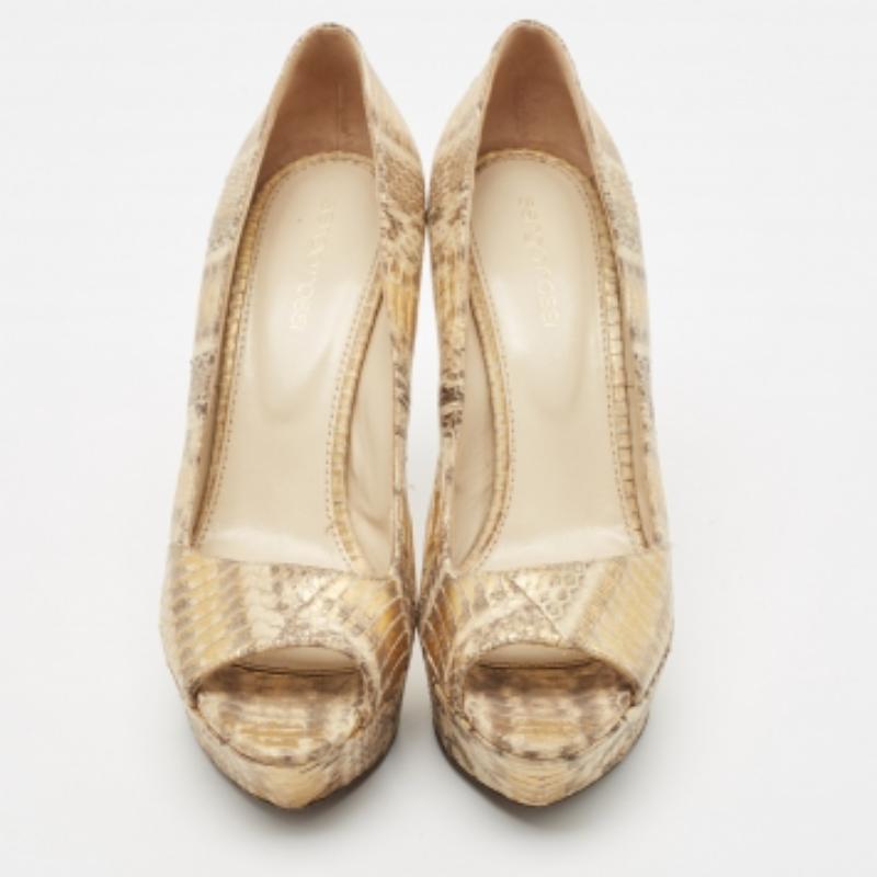 Sergio Rossi Bombas peep to de piel con relieve de serpiente de agua beige/oro talla 38.5 Beige en venta