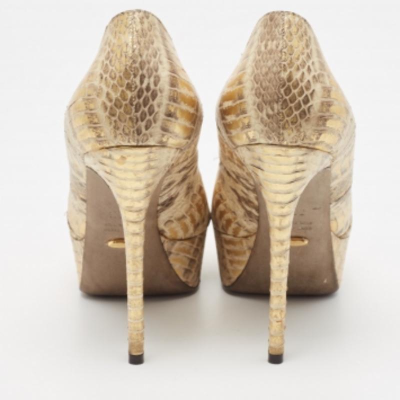 Sergio Rossi Bombas peep to de piel con relieve de serpiente de agua beige/oro talla 38.5 en Bueno estado para la venta en Dubai, Al Qouz 2