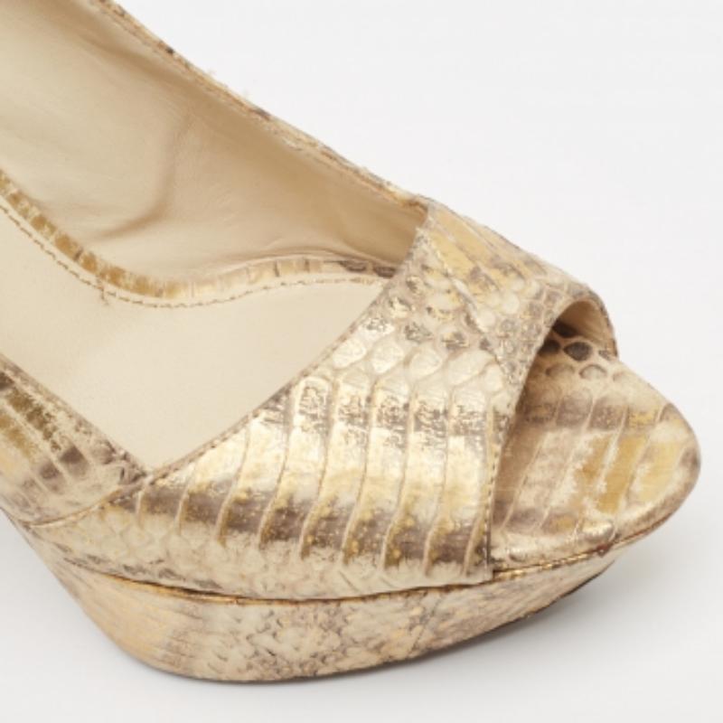 Sergio Rossi Bombas peep to de piel con relieve de serpiente de agua beige/oro talla 38.5 en venta 1
