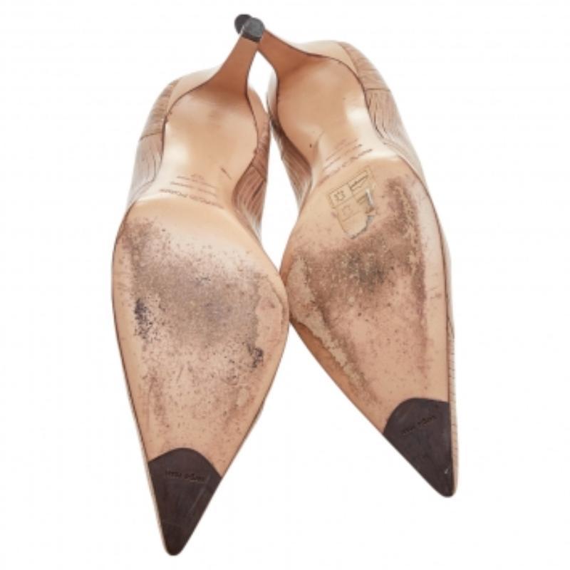 Un toque femenino y un atractivo sofisticado caracterizan estos zapatos de salón atemporales de Sergio Rossi. Elaborados con materiales de calidad, añadirán un encanto opulento a tu look y complementarán muchos de los looks que quieras crear.