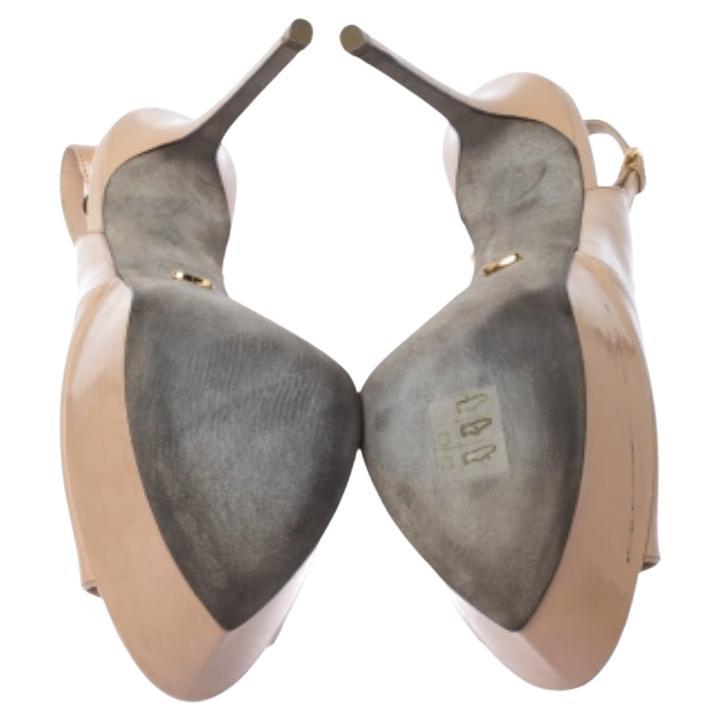 Sergio Rossi propone un paio di sandali semplicemente splendidi. Sono state realizzate in pelle verniciata e presentano ritagli sulla tomaia e sandali con chiusura a fibbia. Sono complete di tacco e plateau di 13 cm.