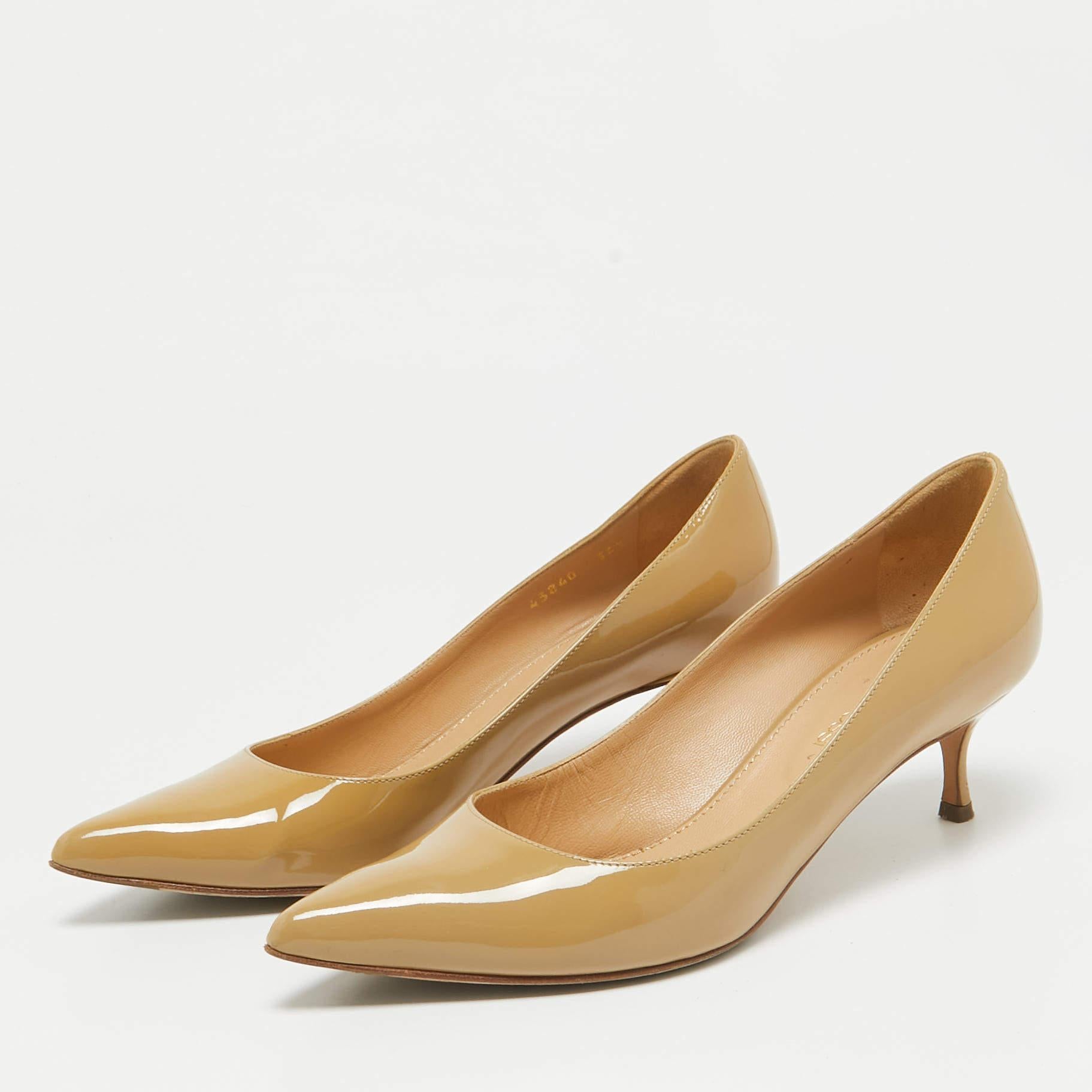 Descubre la elegancia del calzado con estos zapatos de salón de diseño para mujer. Diseñado meticulosamente  estos tacones aúnan moda y comodidad  para que brilles en cualquier situación.