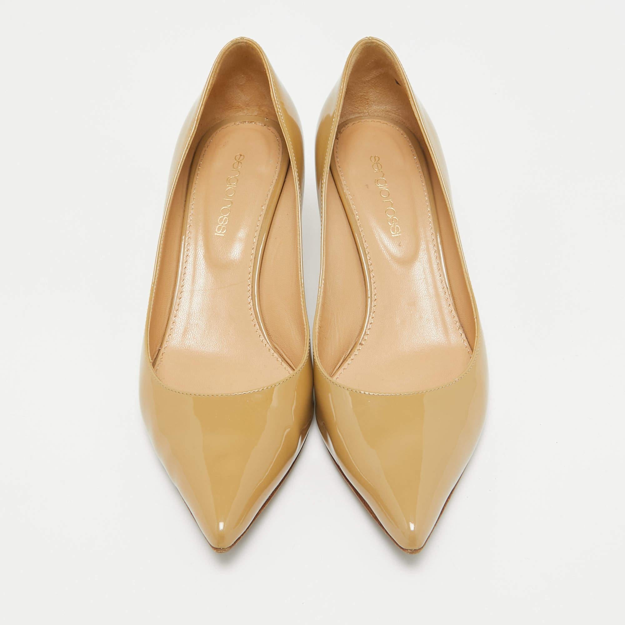Sergio Rossi Bombas de punta de charol beige talla 36.5 Beige en venta