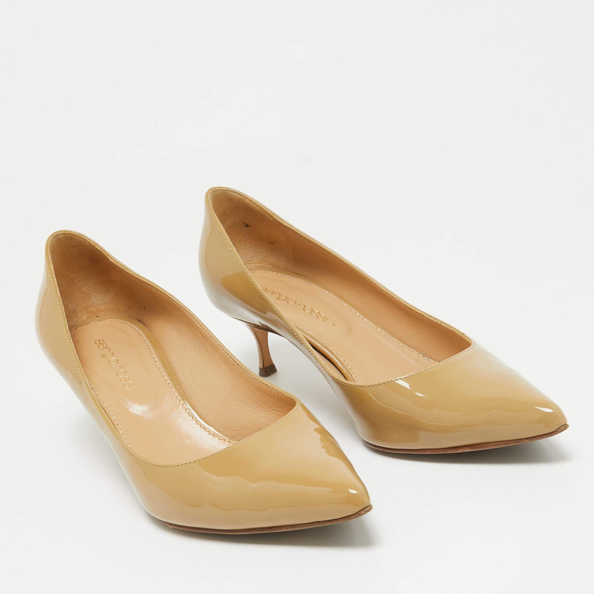 Sergio Rossi Bombas de punta de charol beige talla 36.5 en Bueno estado para la venta en Dubai, Al Qouz 2