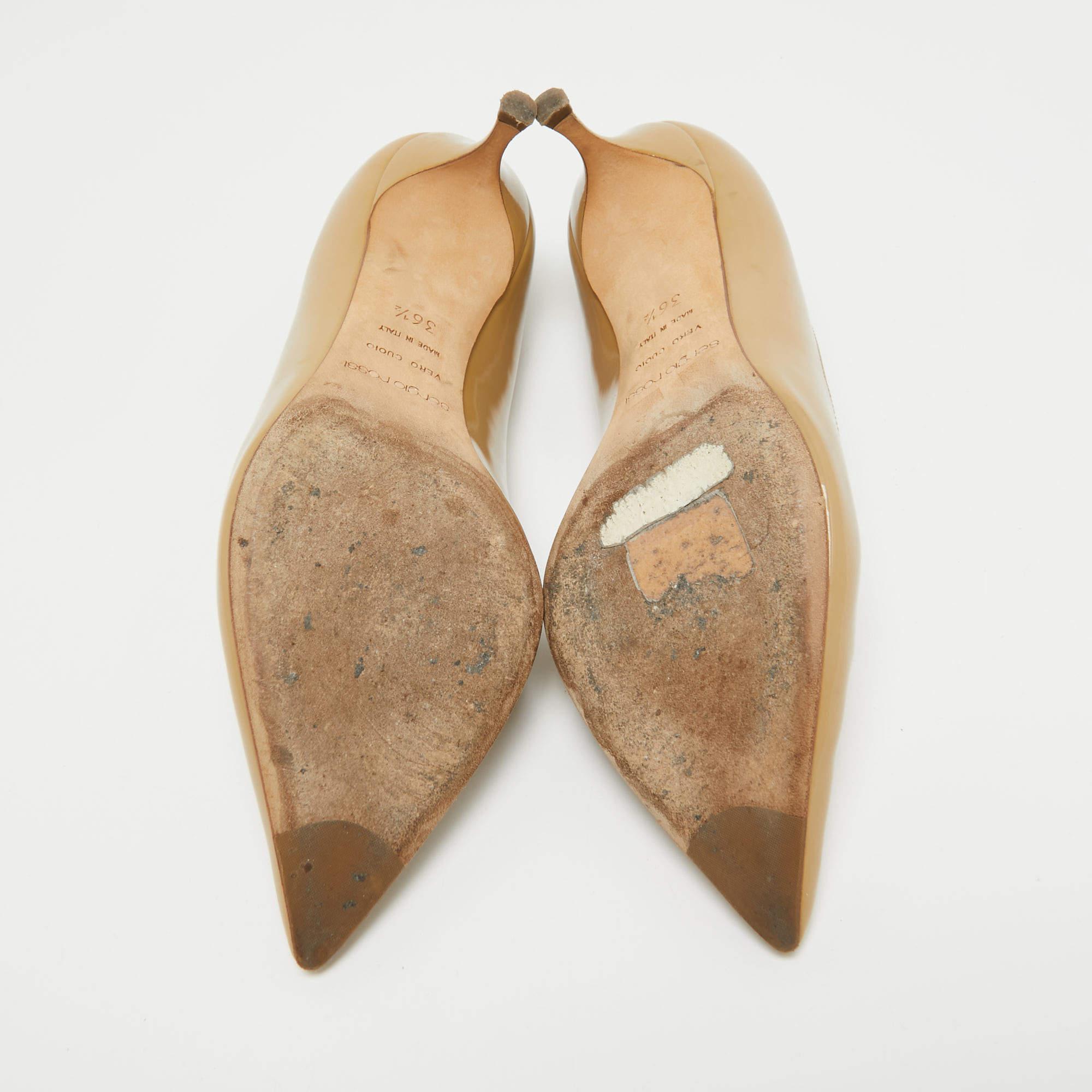 Sergio Rossi Bombas de punta de charol beige talla 36.5 en venta 1