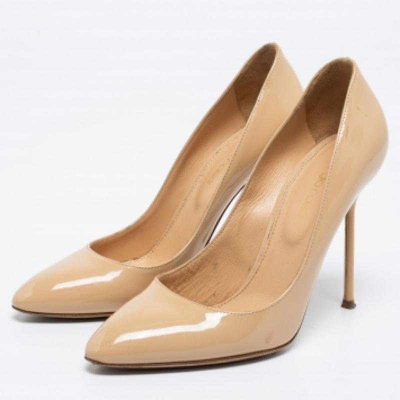 Scolpite al minimo in un'elegante silhouette a punta, queste décolleté di Sergio Rossi daranno un tocco di stile ai tuoi piedi. Sono realizzate in vernice beige e sono completate da una chiusura slip-on e da un tacco a punta. Queste décolleté