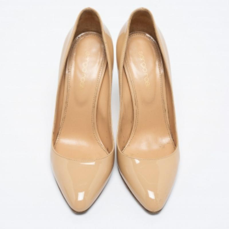 Beige Sergio Rossi, Pompe a punta in pelle verniciata beige taglia 37 in vendita