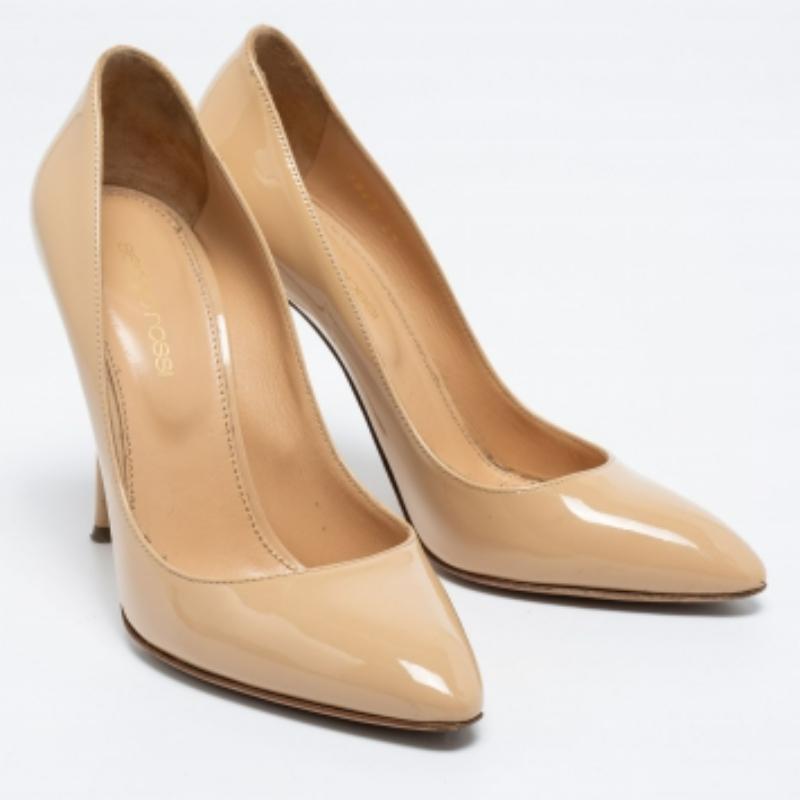 Sergio Rossi, Pompe a punta in pelle verniciata beige taglia 37 In condizioni buone in vendita a Dubai, Al Qouz 2