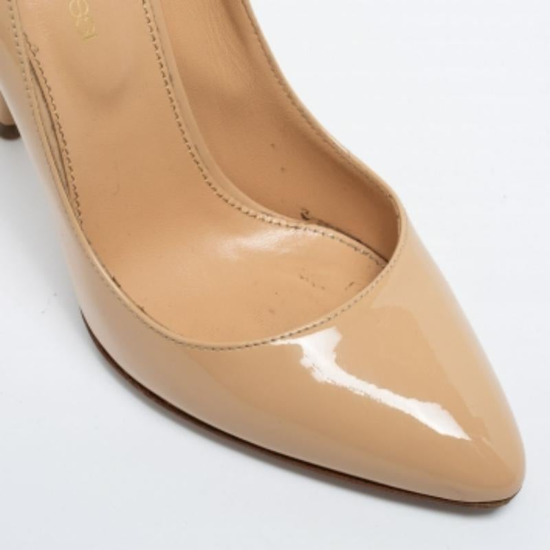 Donna Sergio Rossi, Pompe a punta in pelle verniciata beige taglia 37 in vendita