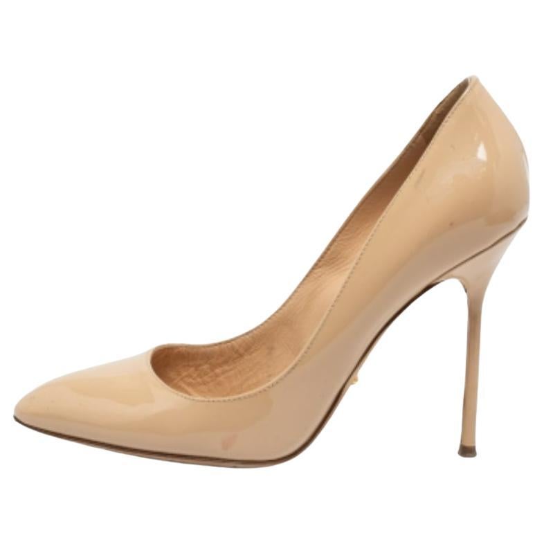 Sergio Rossi, Pompe a punta in pelle verniciata beige taglia 37 in vendita
