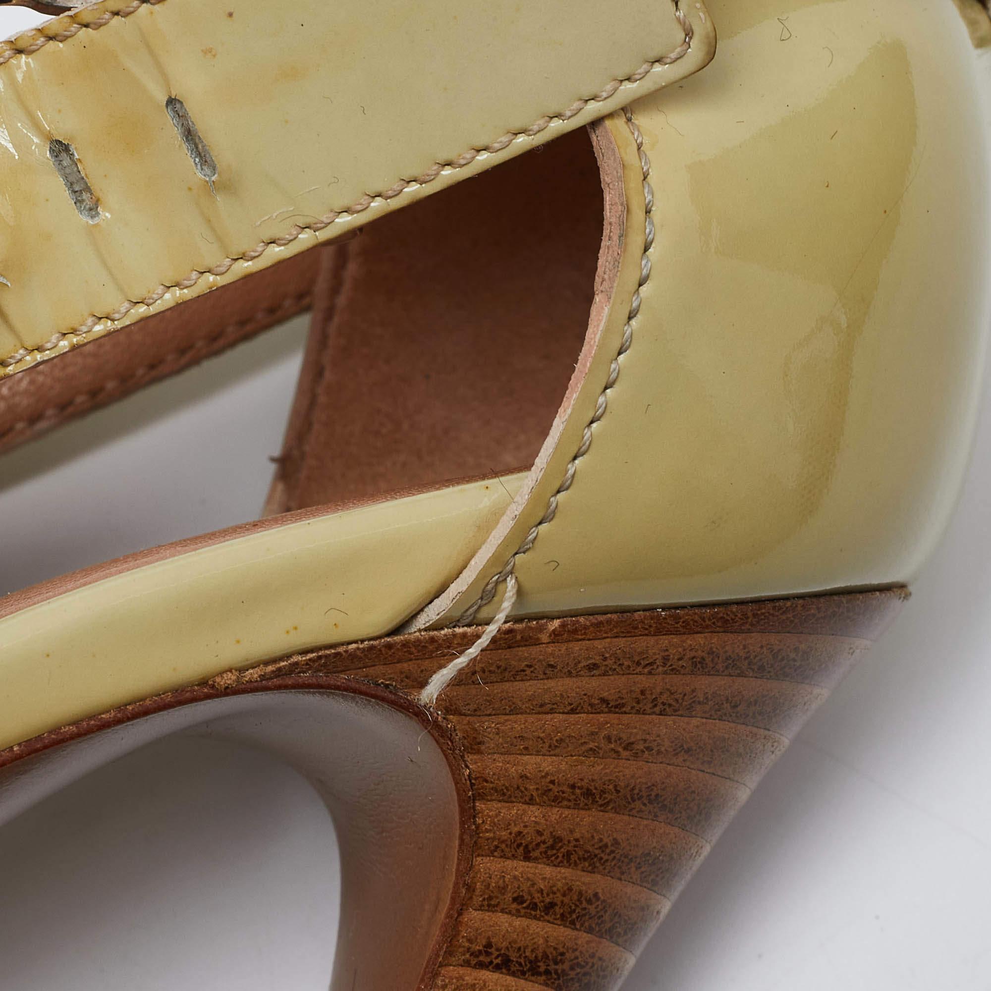 Beige Sergio Rossi Sandali in pelle verniciata beige taglia 37 in vendita