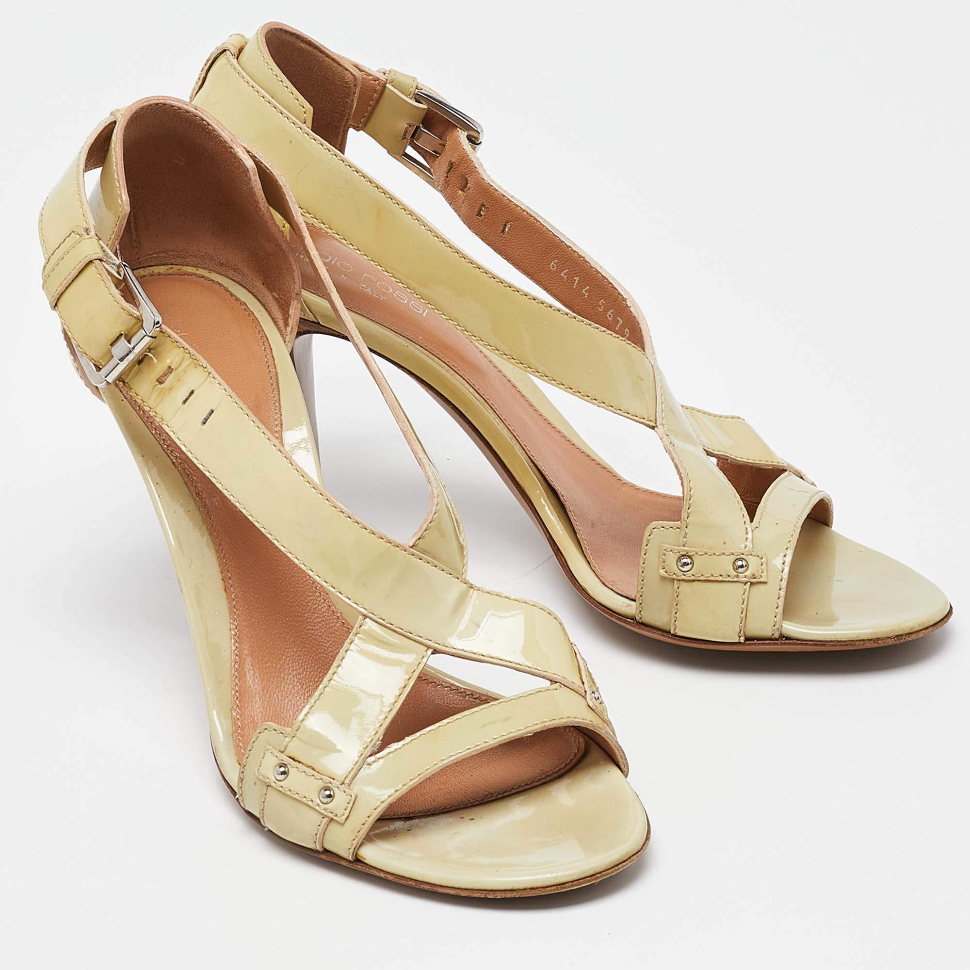 Donna Sergio Rossi Sandali in pelle verniciata beige taglia 37 in vendita