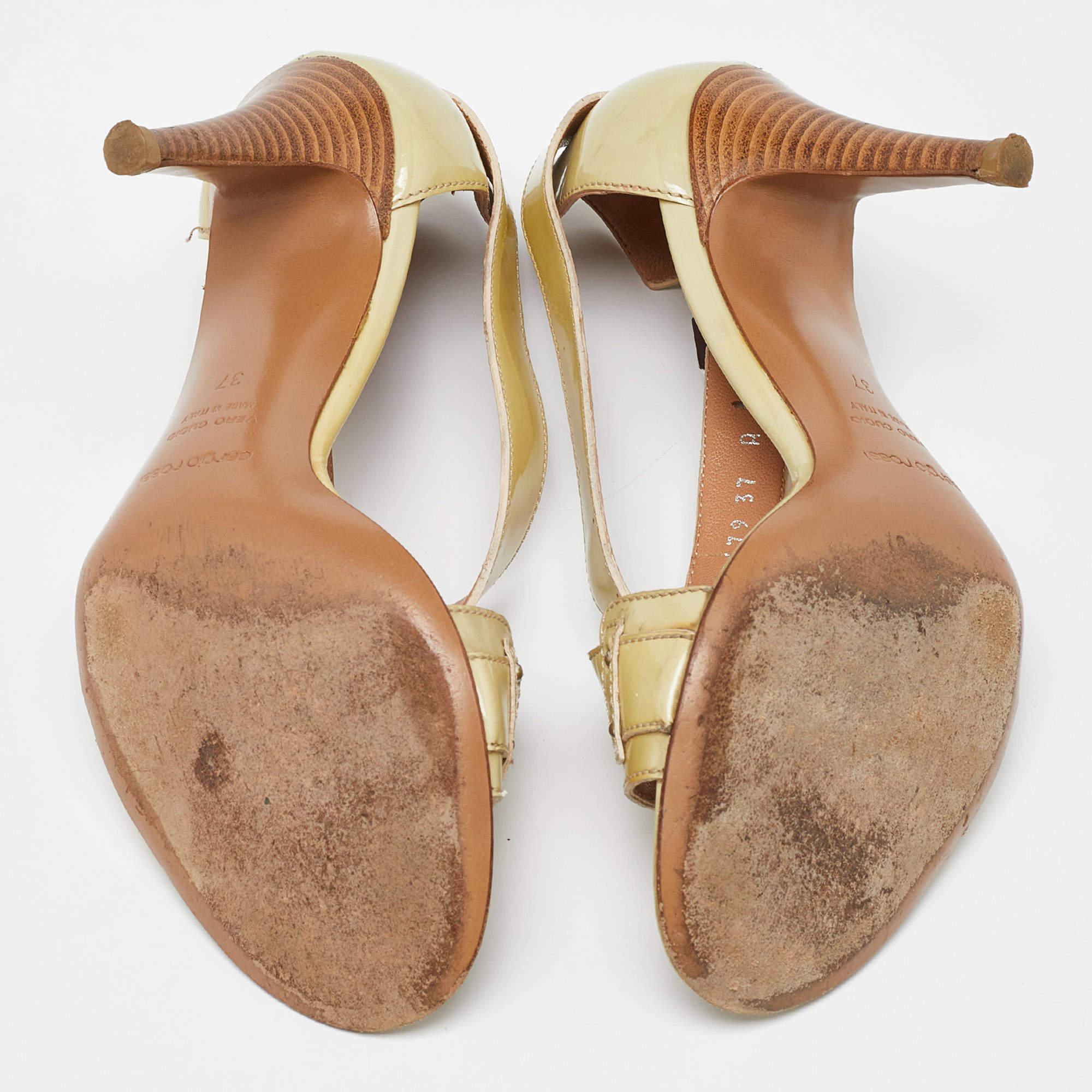 Sergio Rossi Sandali in pelle verniciata beige taglia 37 in vendita 2