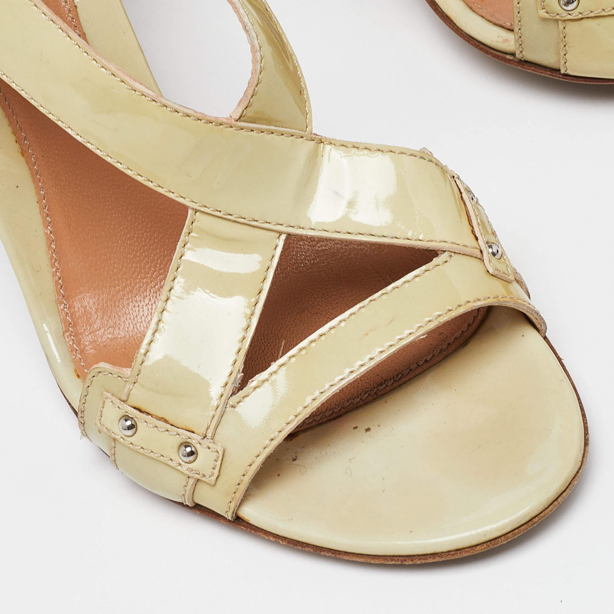 Sergio Rossi Sandali in pelle verniciata beige taglia 37 in vendita 3
