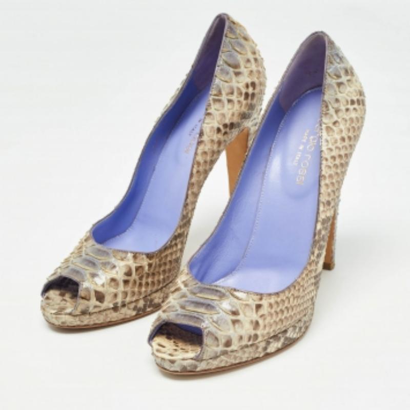 Setzen Sie mit diesen Designer-Pumps ein schickes Stil-Statement. Sie zeichnen sich durch einen robusten Absatz und eine strapazierfähige Sohle aus, perfekt für Ihre modischen Ausflüge!