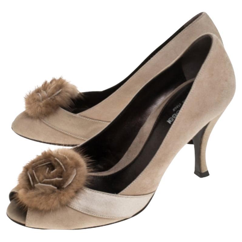 Queste décolleté Sergio Rossi sono il paio perfetto da sfoggiare con il tuo guardaroba di classe. Realizzate in pelle scamosciata beige con un fiocco di pelliccia femminile appollaiato sulla tomaia, sono caratterizzate da punte aperte, comode