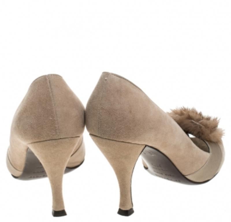 Sergio Rossi Beige Suede and Fur Bow Peep Toe Pumps Taglia 37.5 In condizioni buone in vendita a Dubai, Al Qouz 2