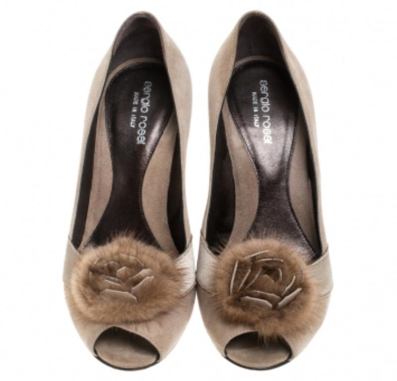 Sergio Rossi Beige Suede and Fur Bow Peep Toe Pumps Taglia 37.5 in vendita 1