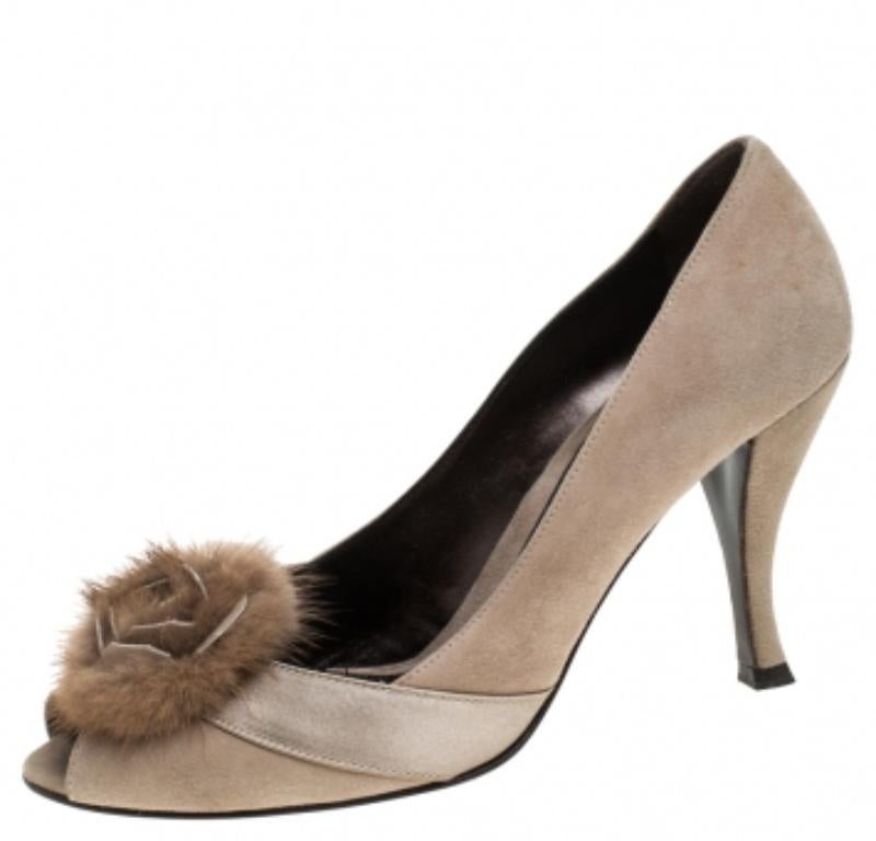 Sergio Rossi Beige Suede and Fur Bow Peep Toe Pumps Taglia 37.5 in vendita 2