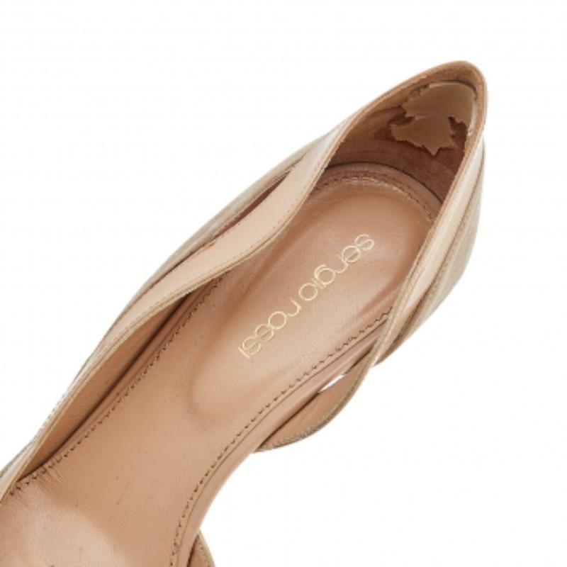 Sergio Rossi D'orsay Pumps aus Wildleder und Lackleder in Beige, Größe 37,5 im Zustand „Relativ gut“ im Angebot in Dubai, Al Qouz 2