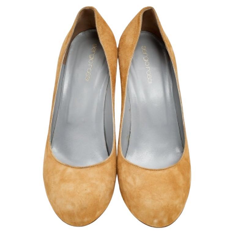 Completa il tuo OOTD con questo paio di eleganti décolleté in pelle scamosciata. Le scarpe sono di colore beige con punta coperta e tacco di 12,5 cm. Con queste décolleté di Sergio Rossi ti sentirai sicuramente al meglio.