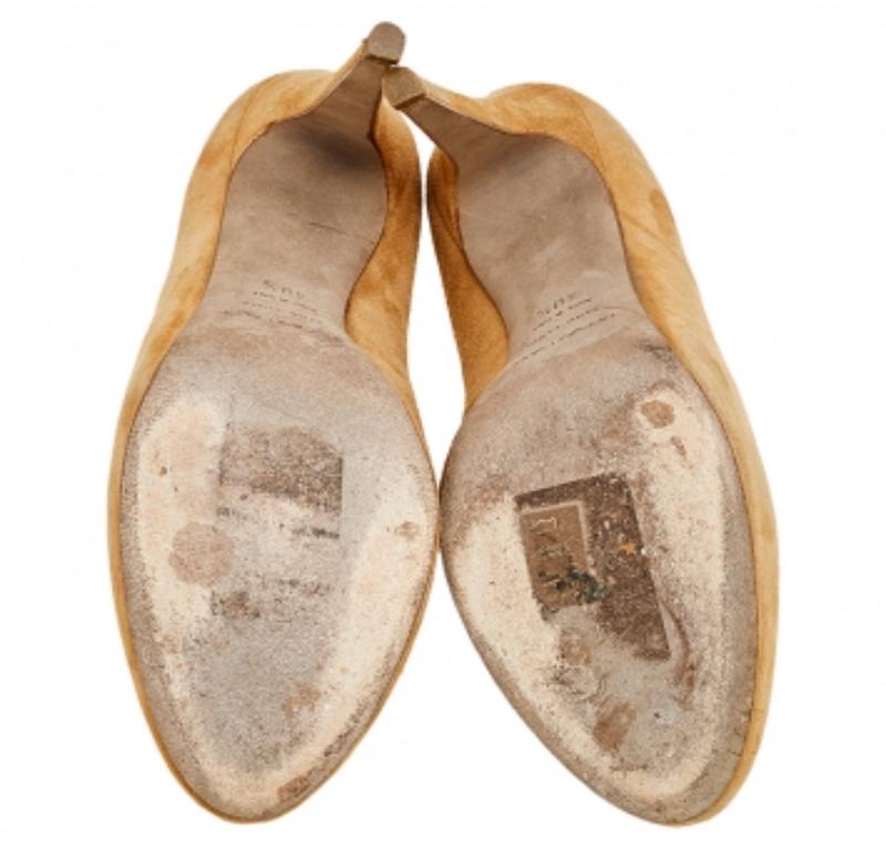 Sergio Rossi Pumps in pelle scamosciata beige misura 40,5 In condizioni buone in vendita a Dubai, Al Qouz 2