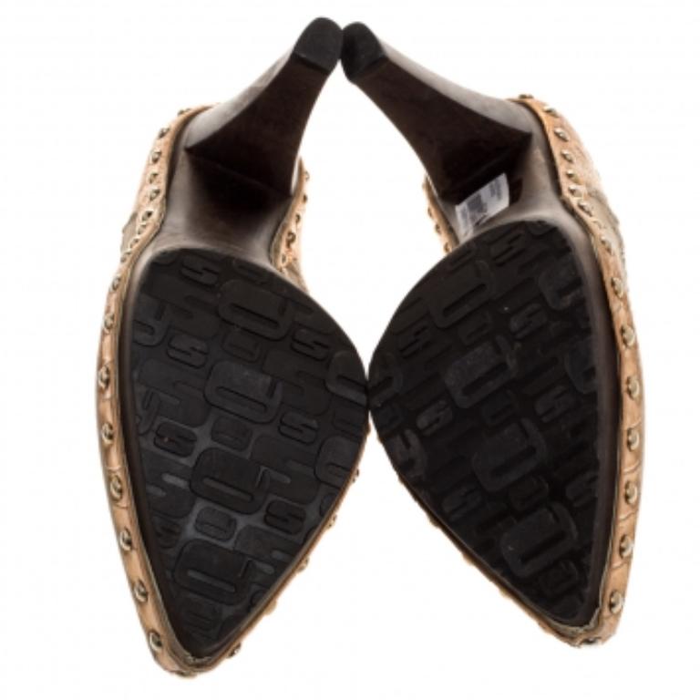 Sergio Rossi is one of the leading names when it comes to a pair of gorgeous sandals like this one. Smart and chic, break the monotony with these mules crafted from beige suede. They are styled with lizard-embossed leather trims, pointed toes,