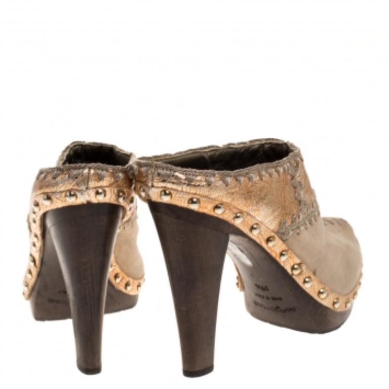 Sergio Rossi Beige Suede Stud Trim Wooden Platform Pointed Toe Mules Size 37.5 In Fair Condition For Sale In Dubai, Al Qouz 2