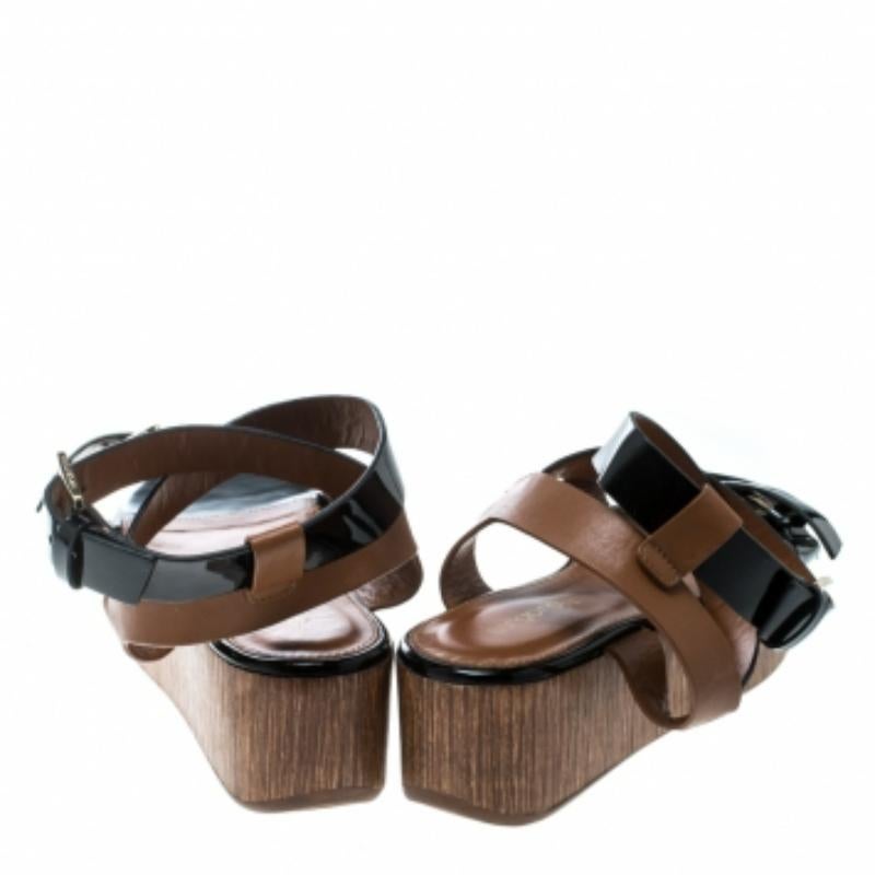 Marron Sergio Rossi Sandales à semelles compensées en cuir noir/brun Taille 40 en vente